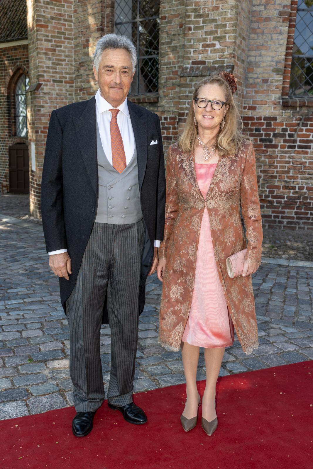Fornemme gæster, derblandt mange adelige fra ind- og udland strømmede til det overdådige bryllup.