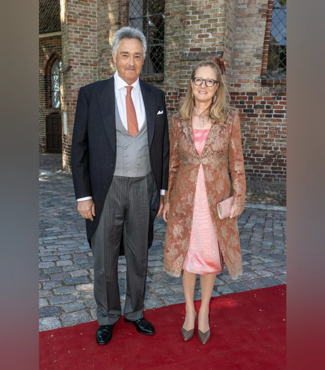 Fornemme gæster, derblandt mange adelige fra ind- og udland strømmede til det overdådige bryllup.