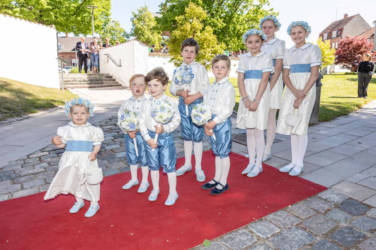 Goście wyróżniający się, wśród których wielu szlachciców z kraju i zagranicy gromadziło się na wystawnym ślubie.