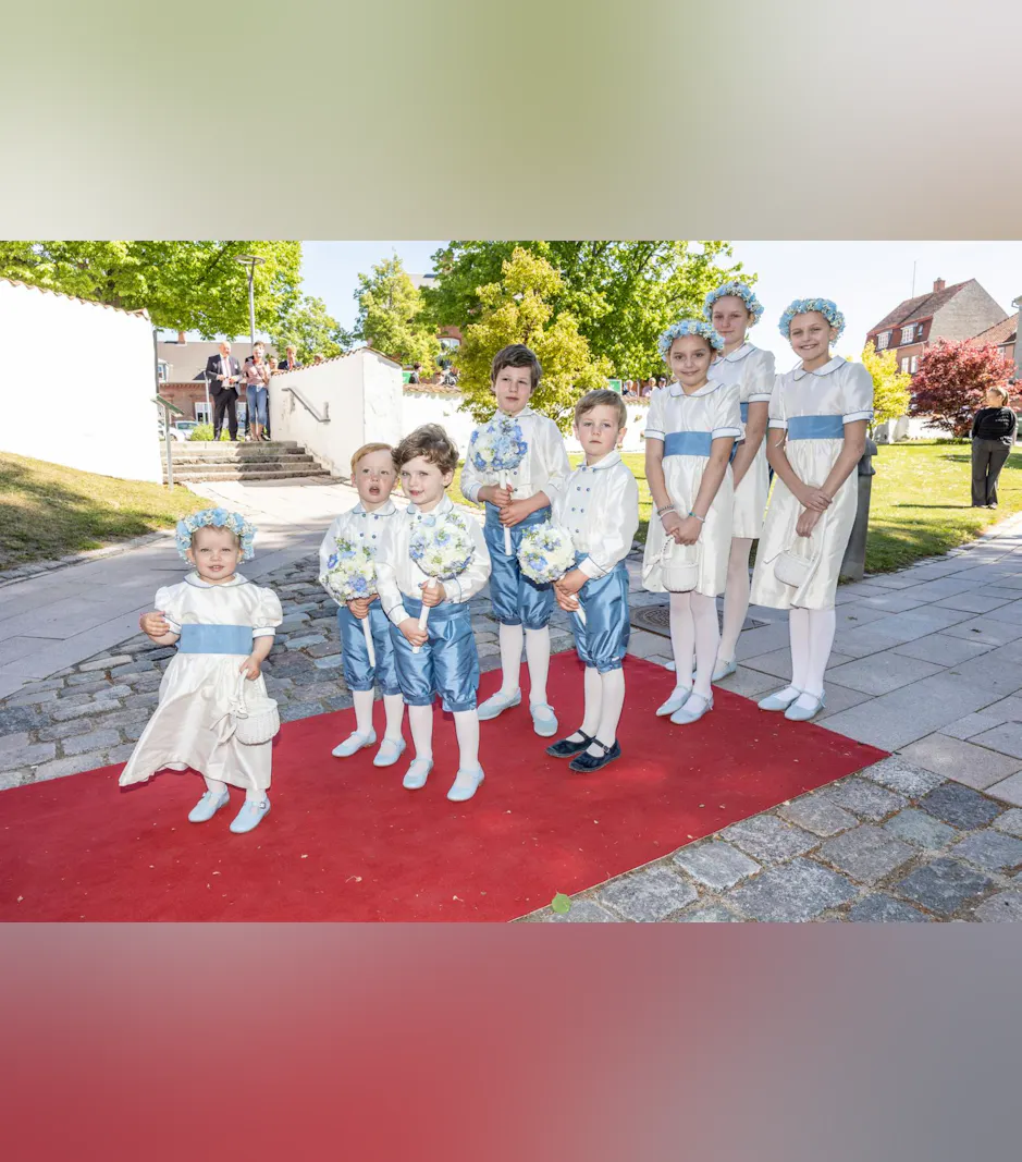 Goście wyróżniający się, wśród których wielu szlachciców z kraju i zagranicy gromadziło się na wystawnym ślubie.