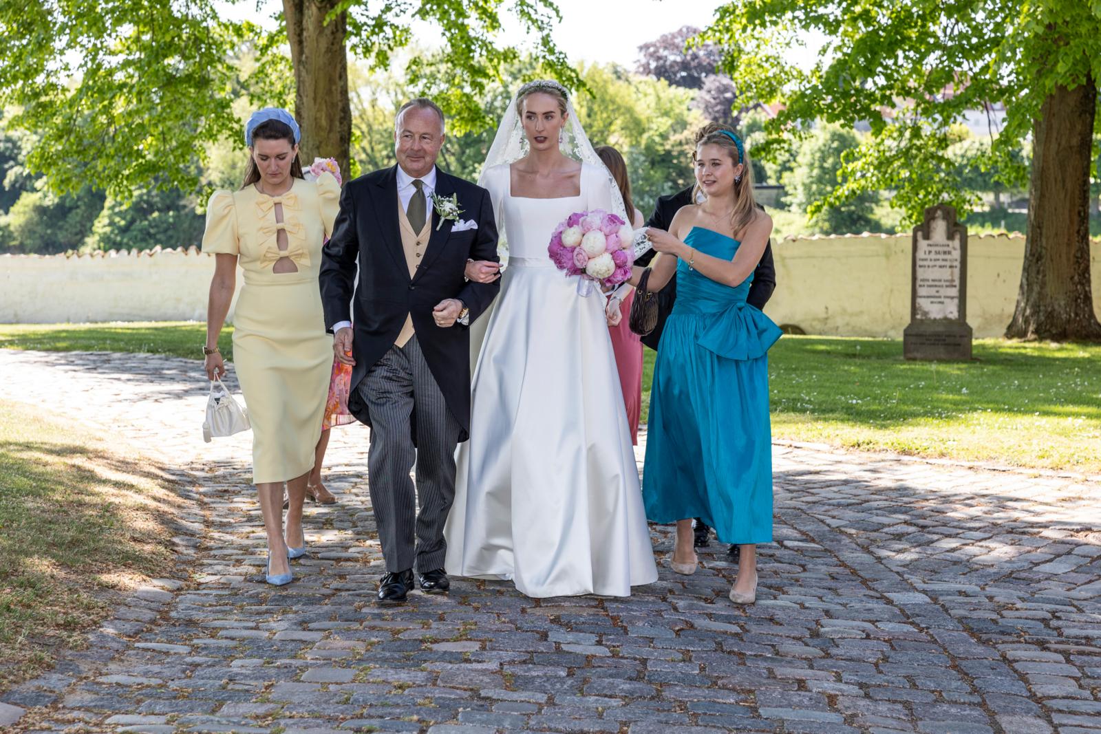 Fornemme gæster, derblandt mange adelige fra ind- og udland strømmede til det overdådige bryllup.