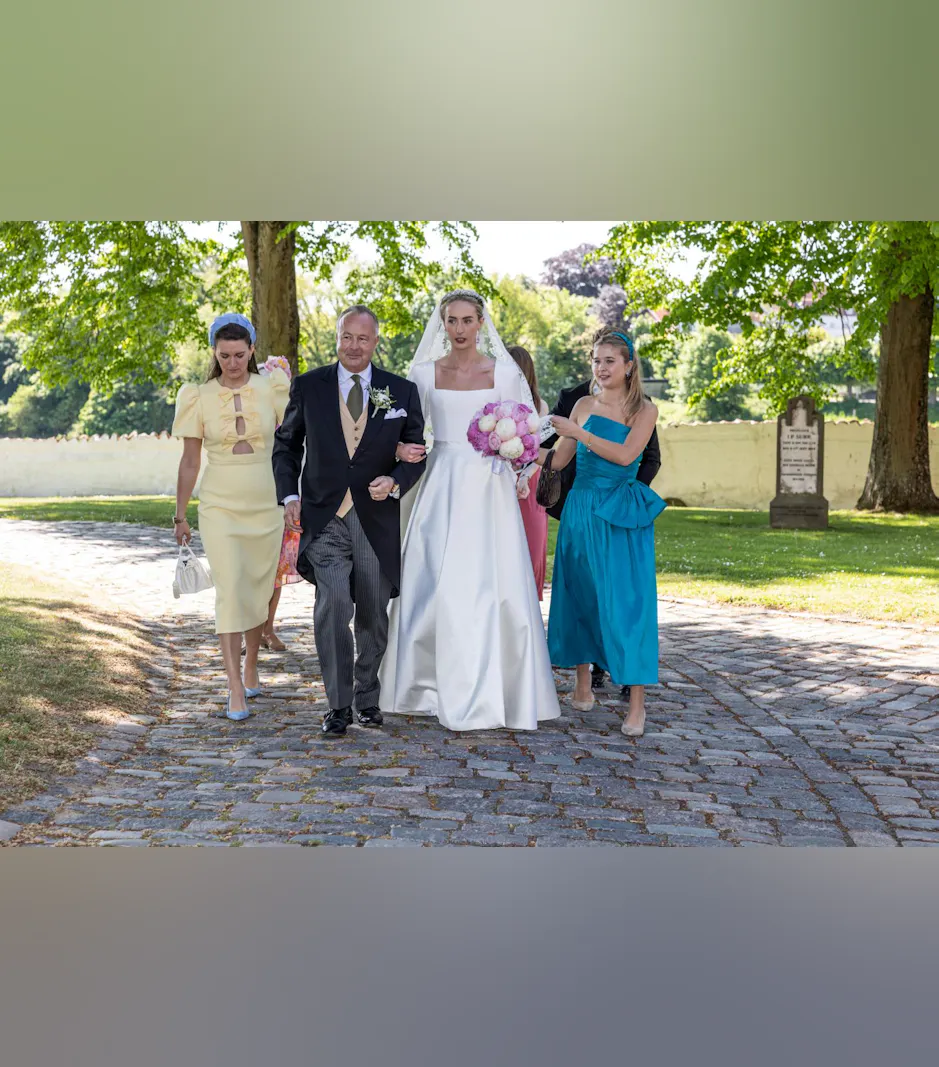 Fornemme gæster, derblandt mange adelige fra ind- og udland strømmede til det overdådige bryllup.