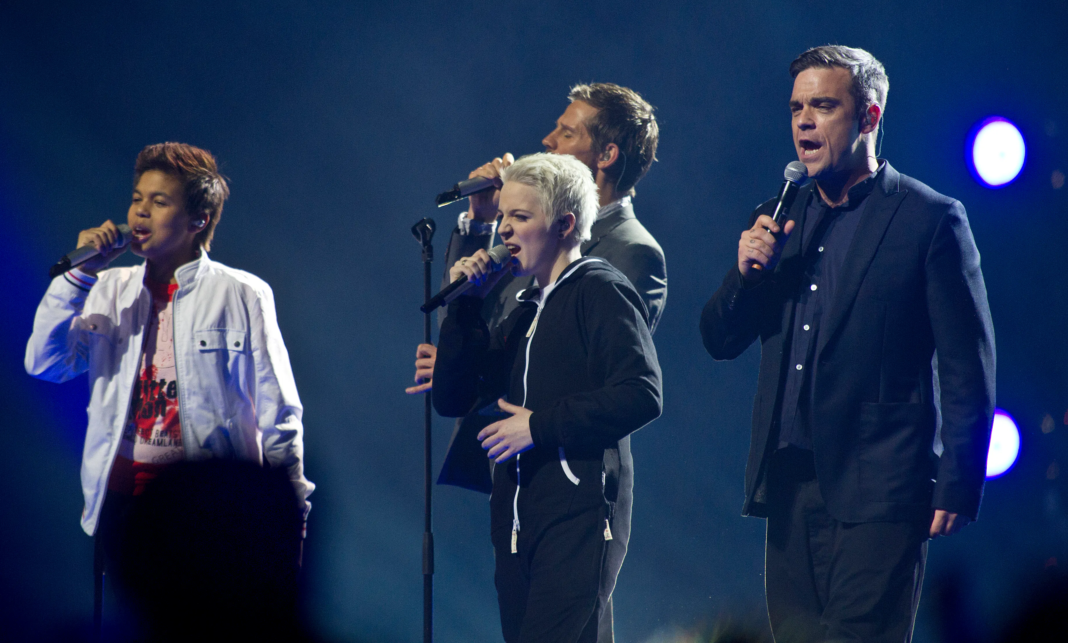 "X Factor"-finale 2011 i Parken. Sarah og Babou optræder med Take That på scenen.
