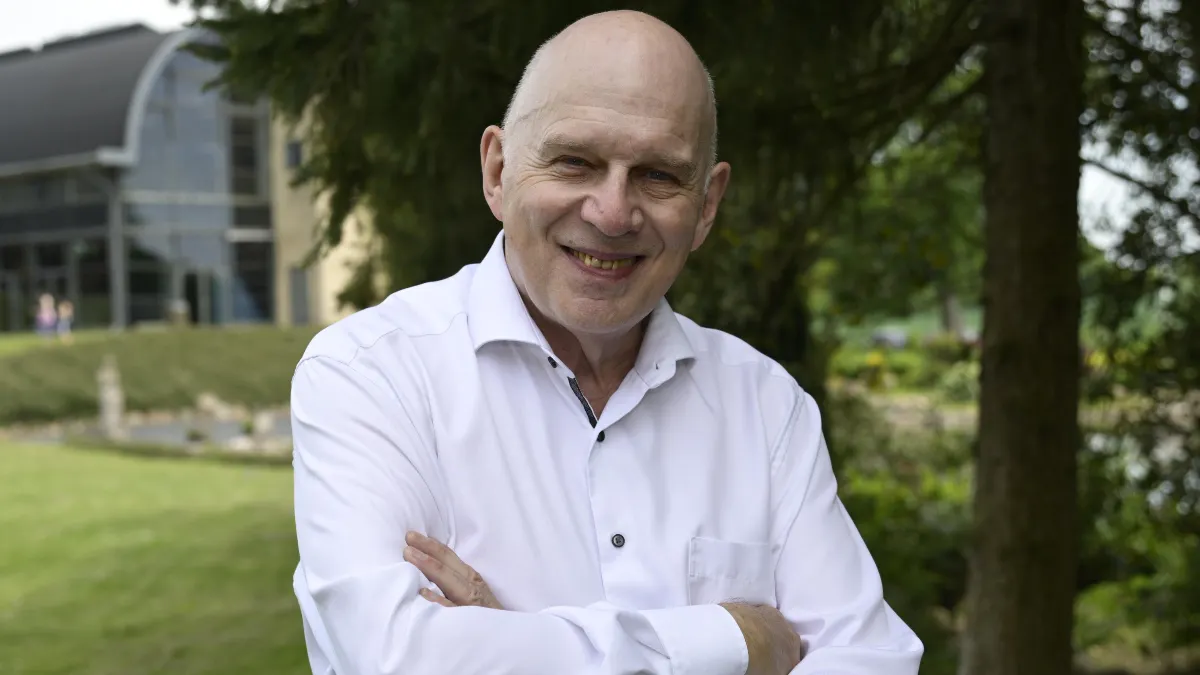 Klaus Strand-Holm diễn tả mối quan hệ của mình với Lars Stryg bằng lời nói.
