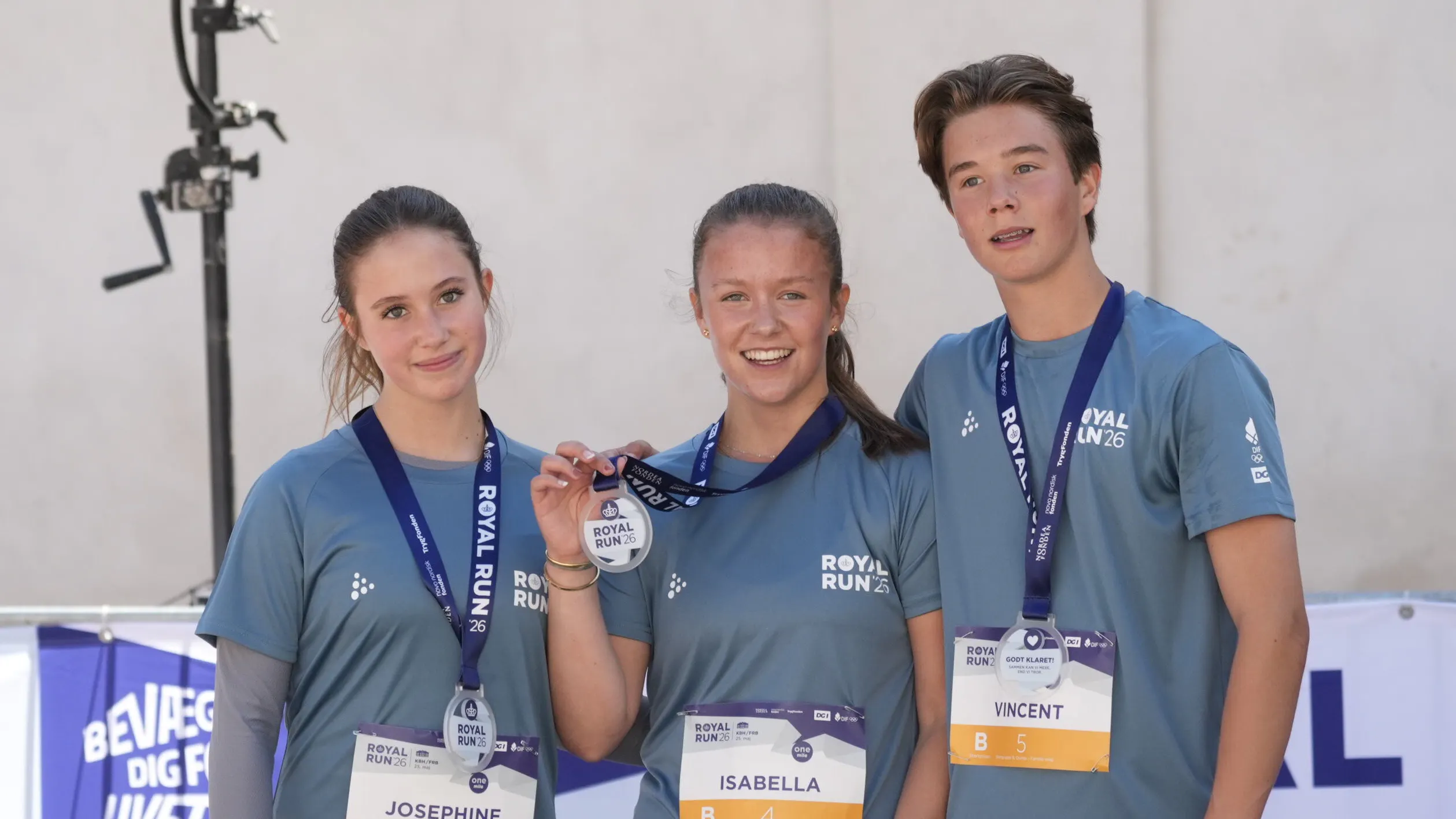 Vincent og Isabella stod klar med kram til Josephine: Se de søde ...