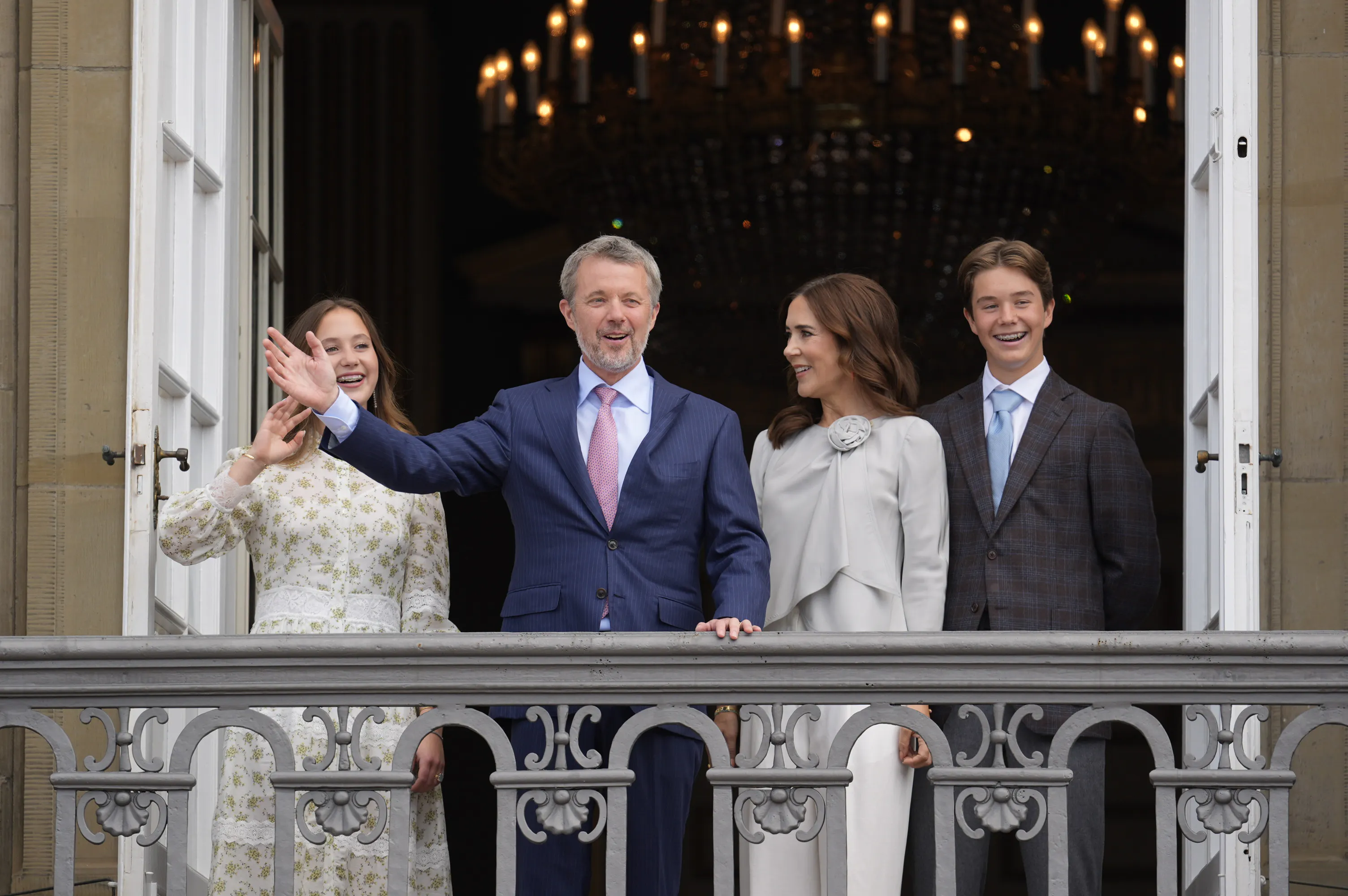 Prinsesse Isabella var ikke med på balkonen. Det var derimod prinsesse Josephine, dronning Mary, prins Vincent og dagens fødselar, kong Frederik.