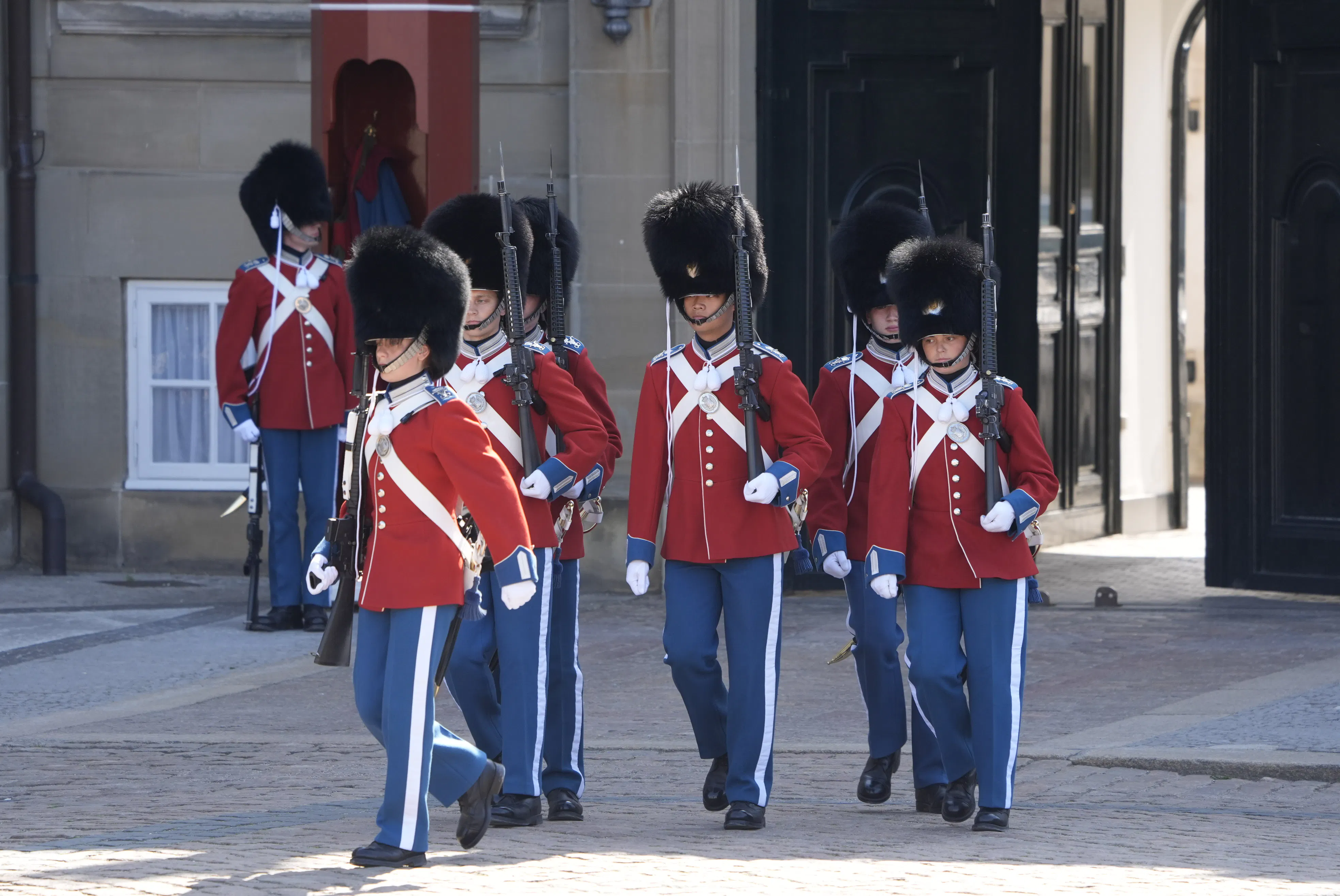 Den Kongelige Livgarde på Amalienborg Slotsplads forud for fejringen af kong Frederik.