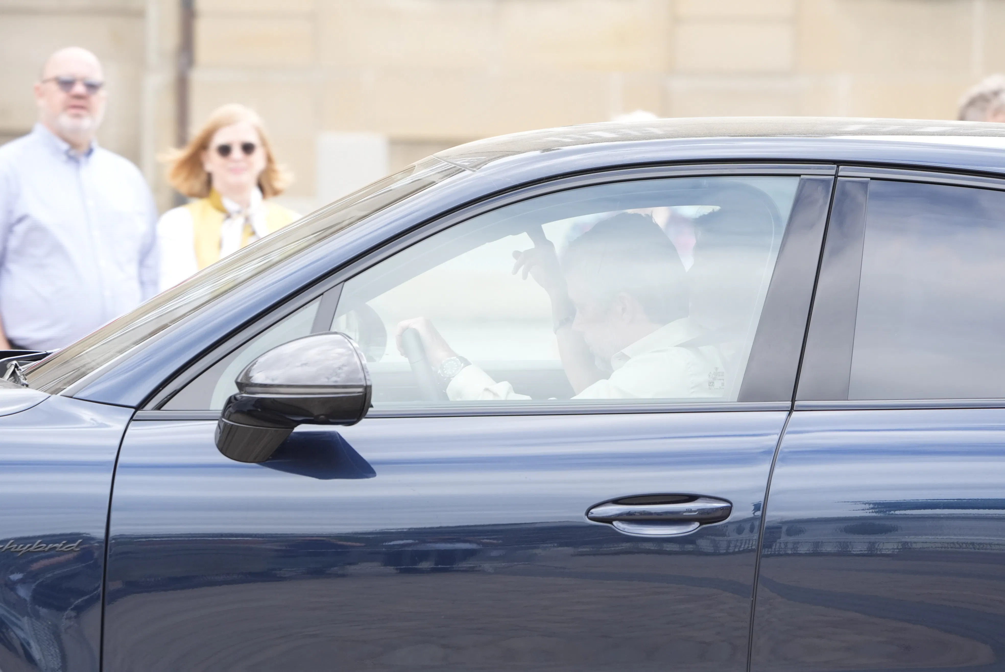 Prins Vincent og kong Frederik i bilen på vej ind til Amalienborg.