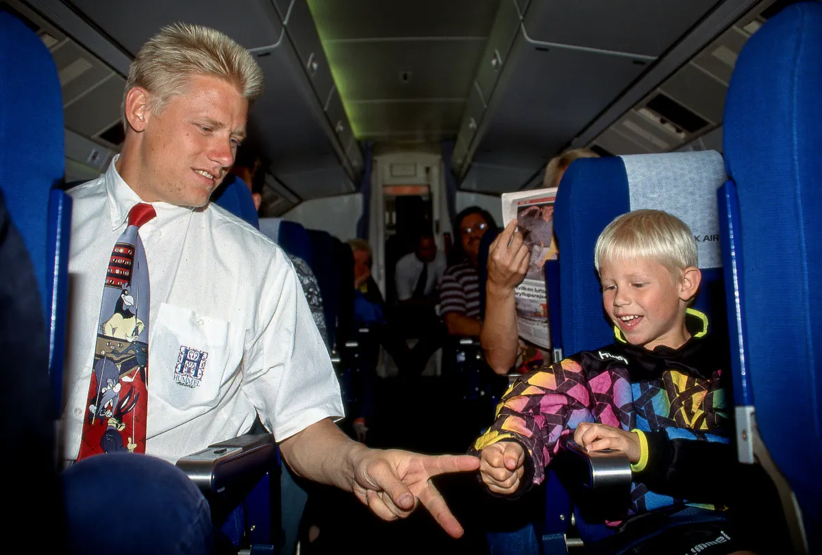 Peter og Kasper Schmeichel fotograferet i 1992, hvor ingen anede, hvilken imponerende fodboldkarriere sønnen havde i vente. 
