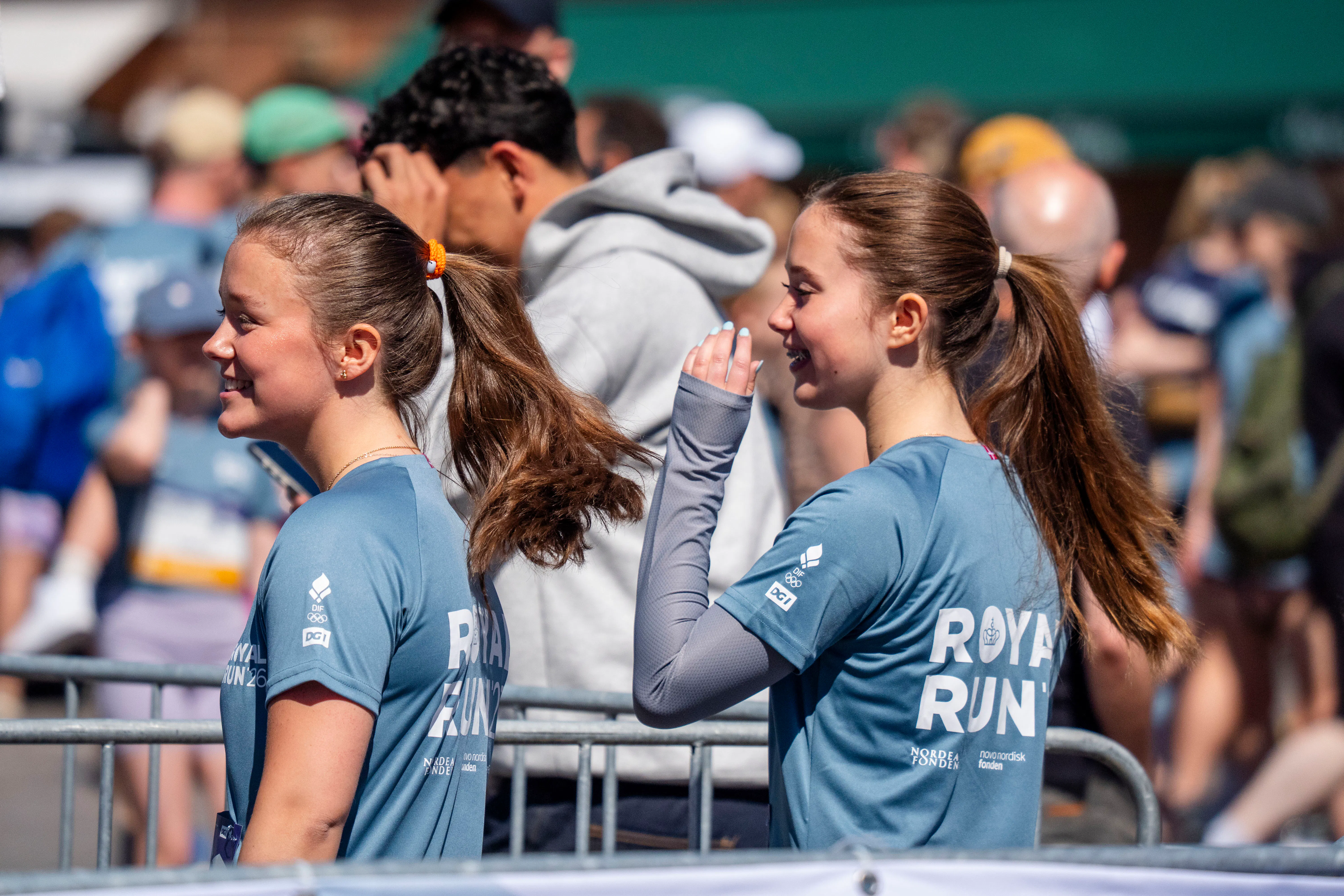Prinsesse Josephine havde lakeret sine negle i en lyseblå, der matchede Royal Run-blusen.