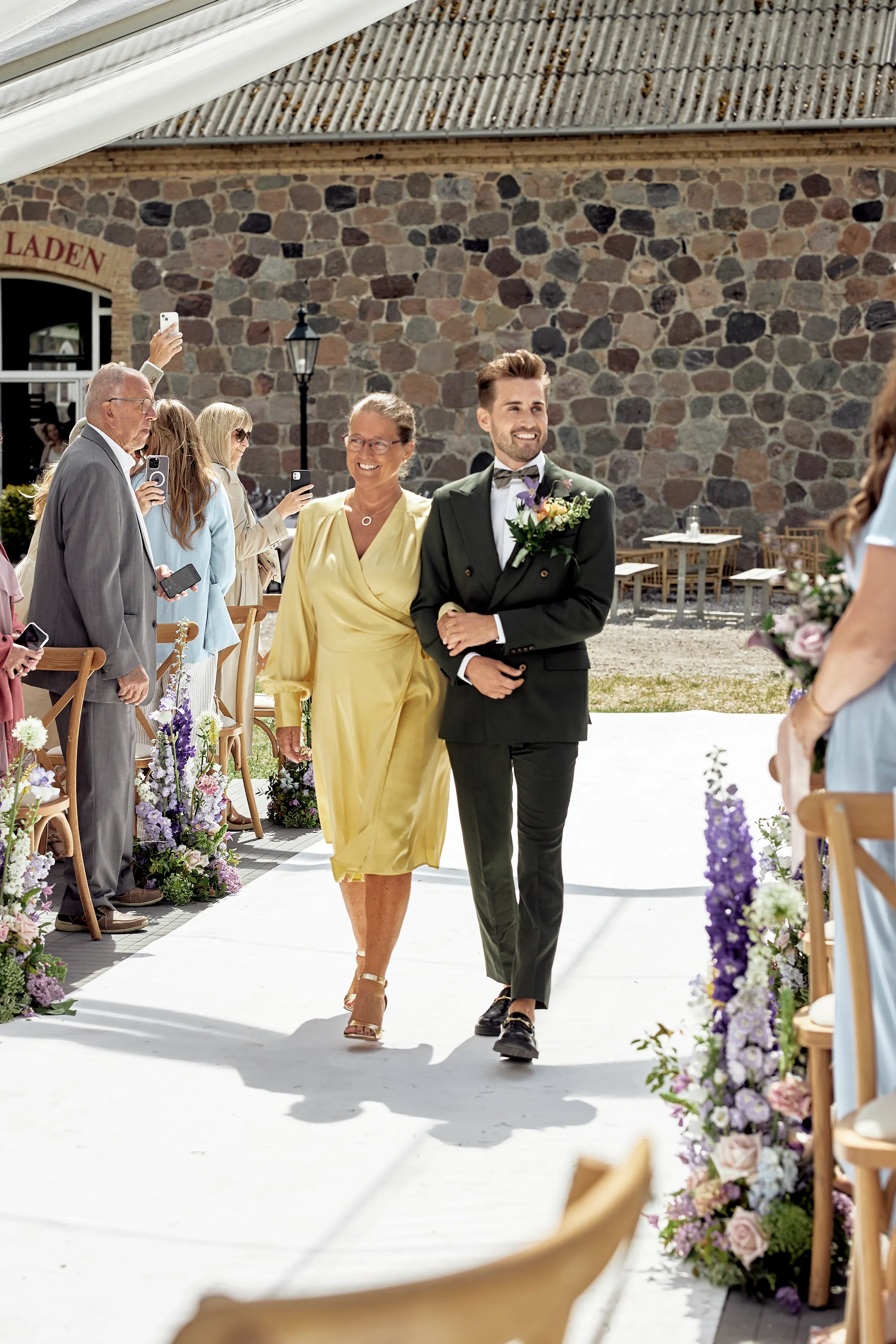 Frederik Haun føres op til vielsen af sin mor, Britta.