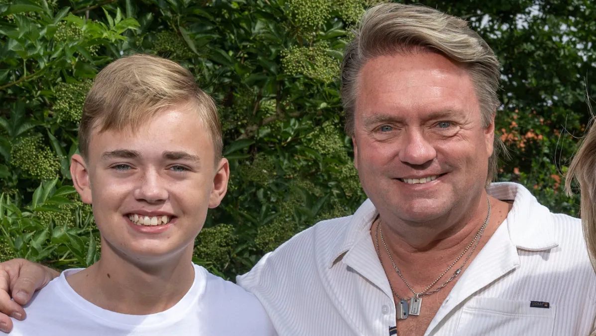 Johnny Hansen oplevede det selv som barn: Nu er det samme sket for hans søn | BILLED-BLADET