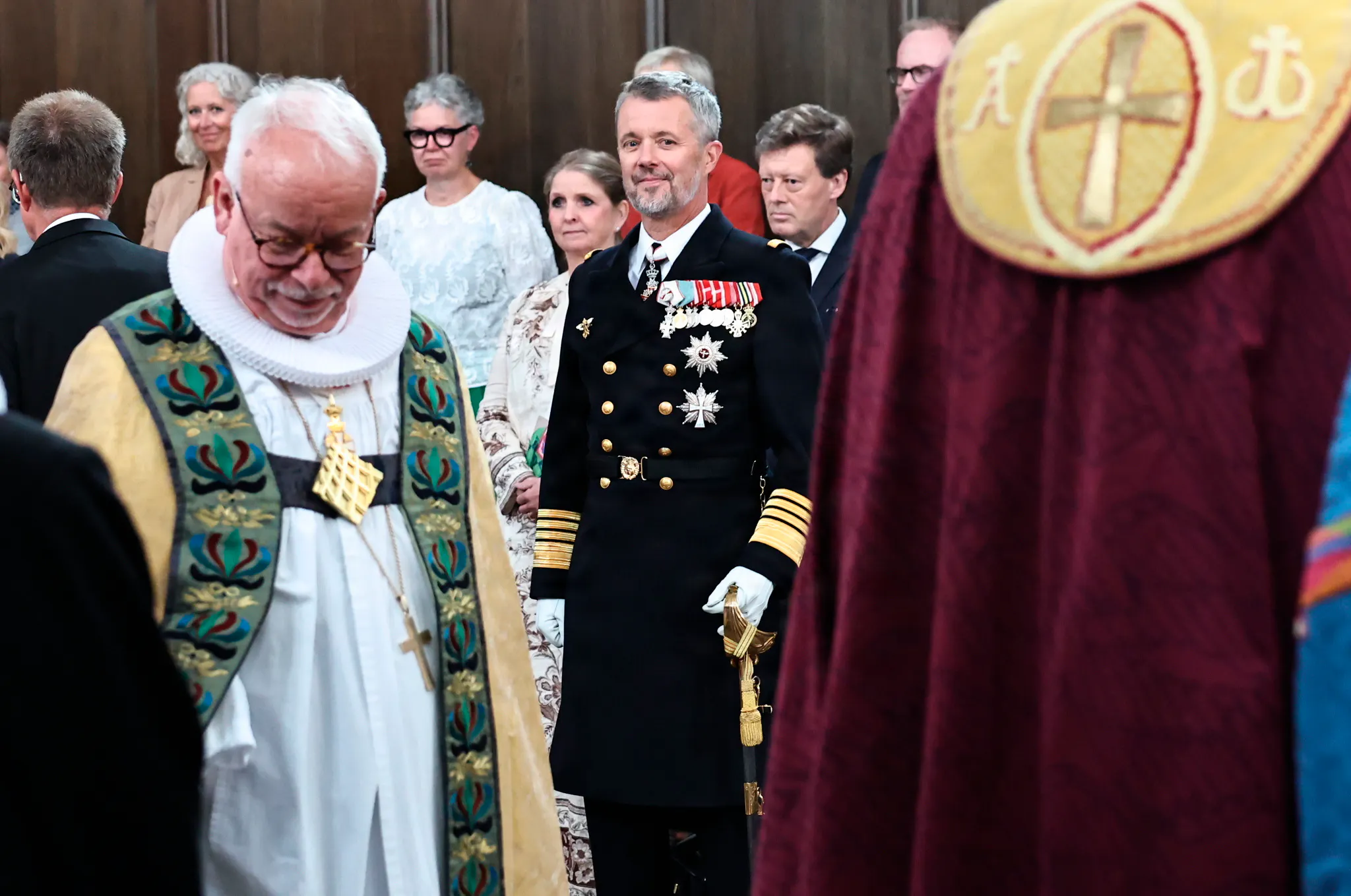 Kong Frederik rejste sig, da de gejstlige kort efter kongens ankomst gik ind i procession. 