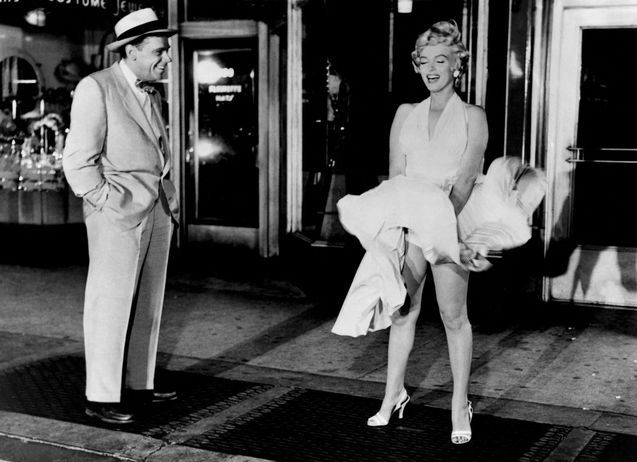 Tom Ewell og Marilyn Monroe under optagelserne af "Den søde kløe" i 1955. 