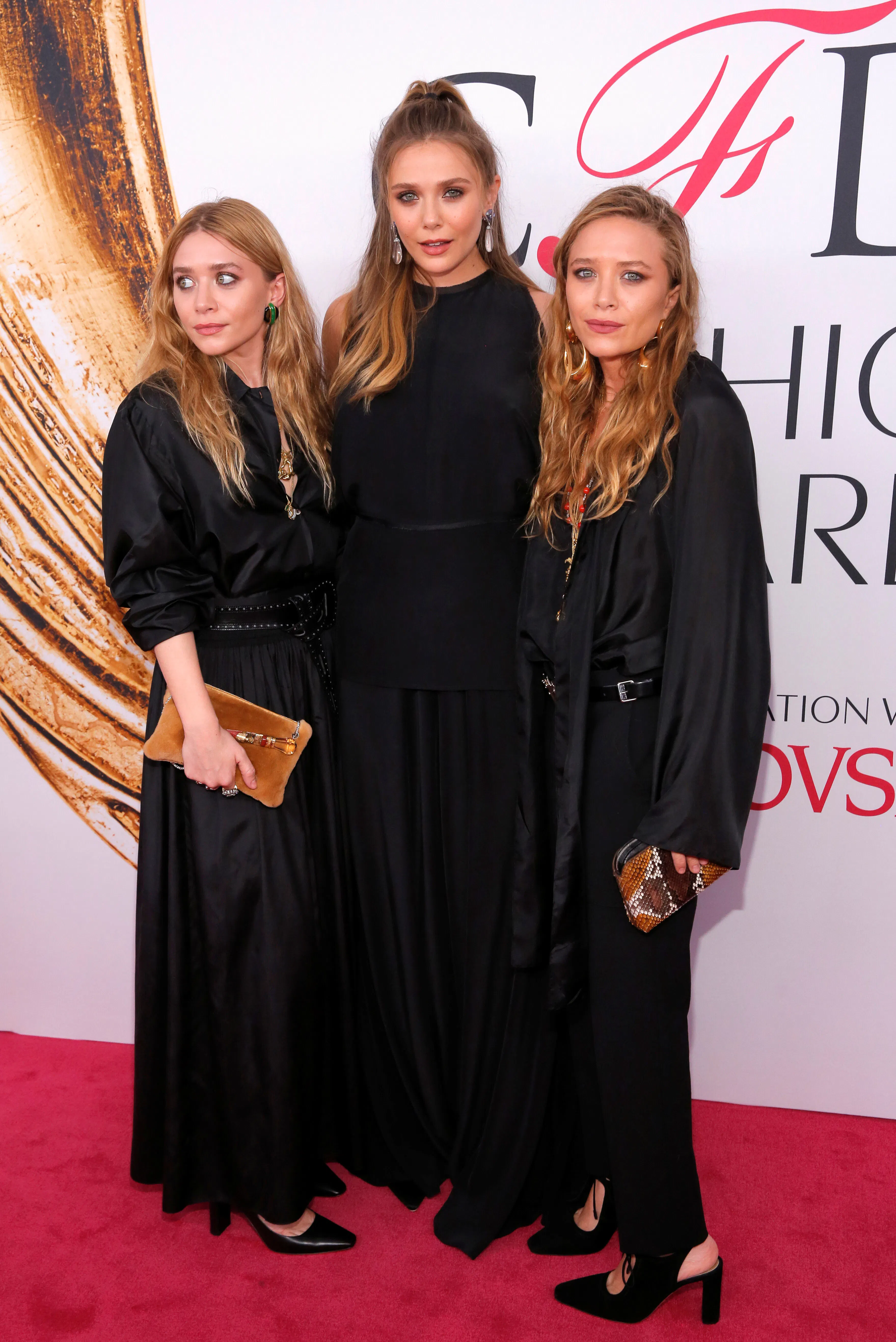 Elizabeth Olsen med sine søstre, Ashley og Mary-Kate, i 2016. 
