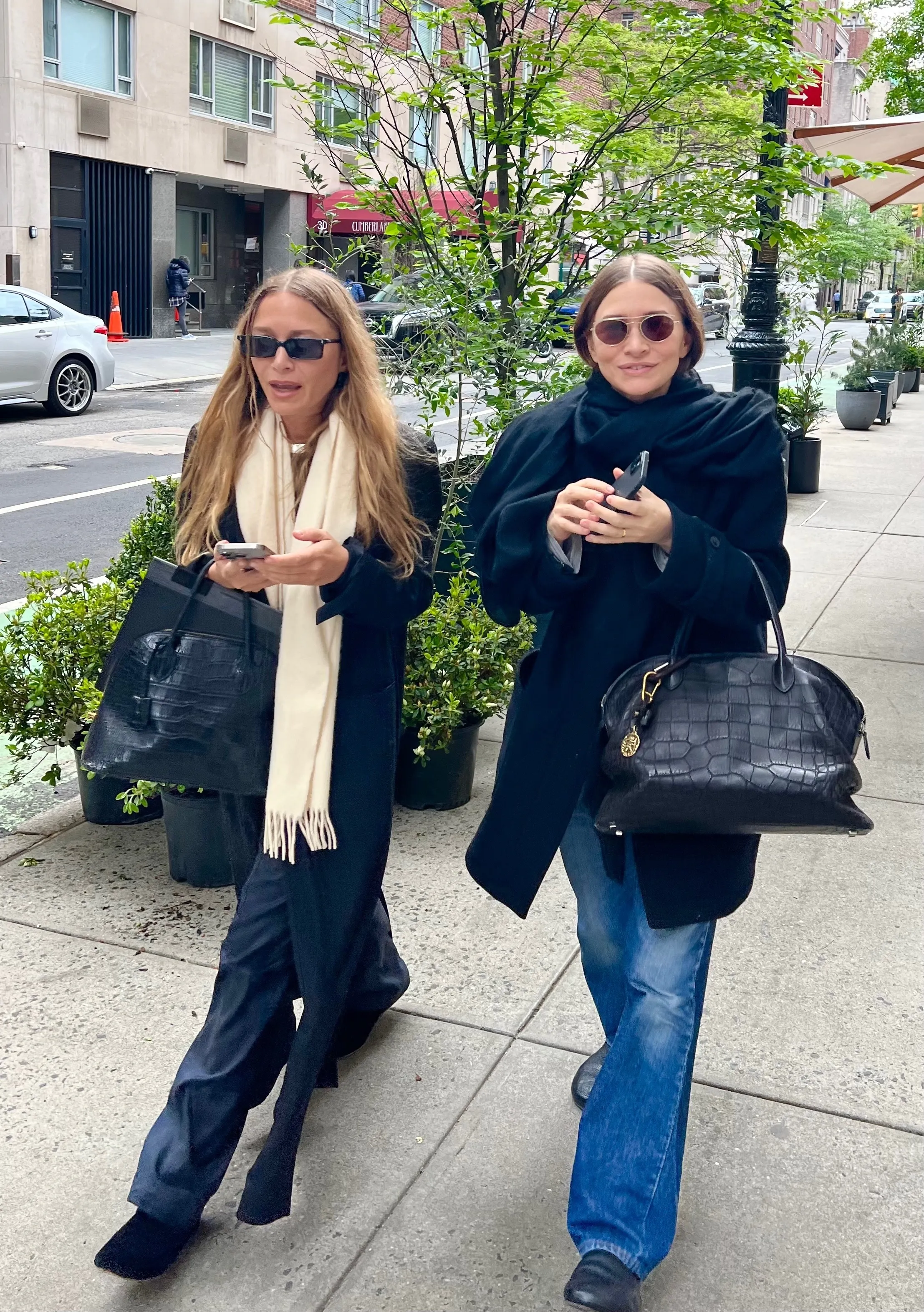 Mary-Kate og Ashley Olsen blev spottet i New York i april 2026, hvor de hilste smilende på fotograferne. 