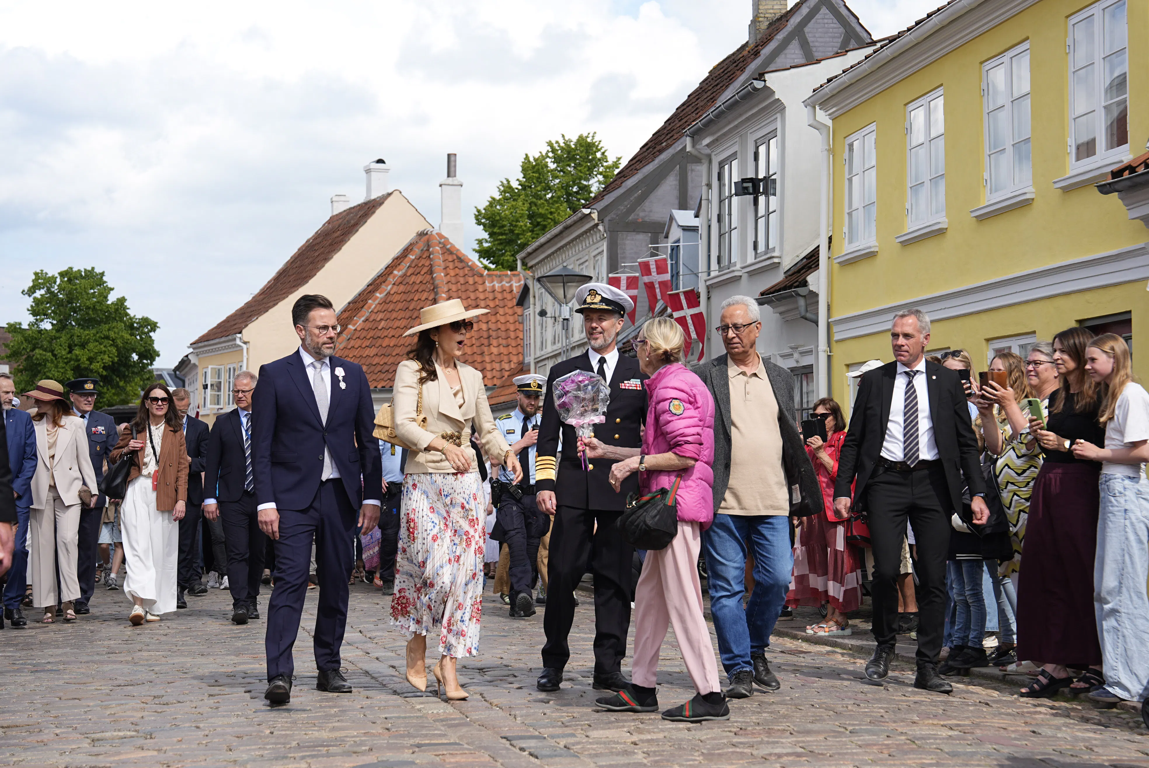 Dronning modtog en smuk buket i Odense.