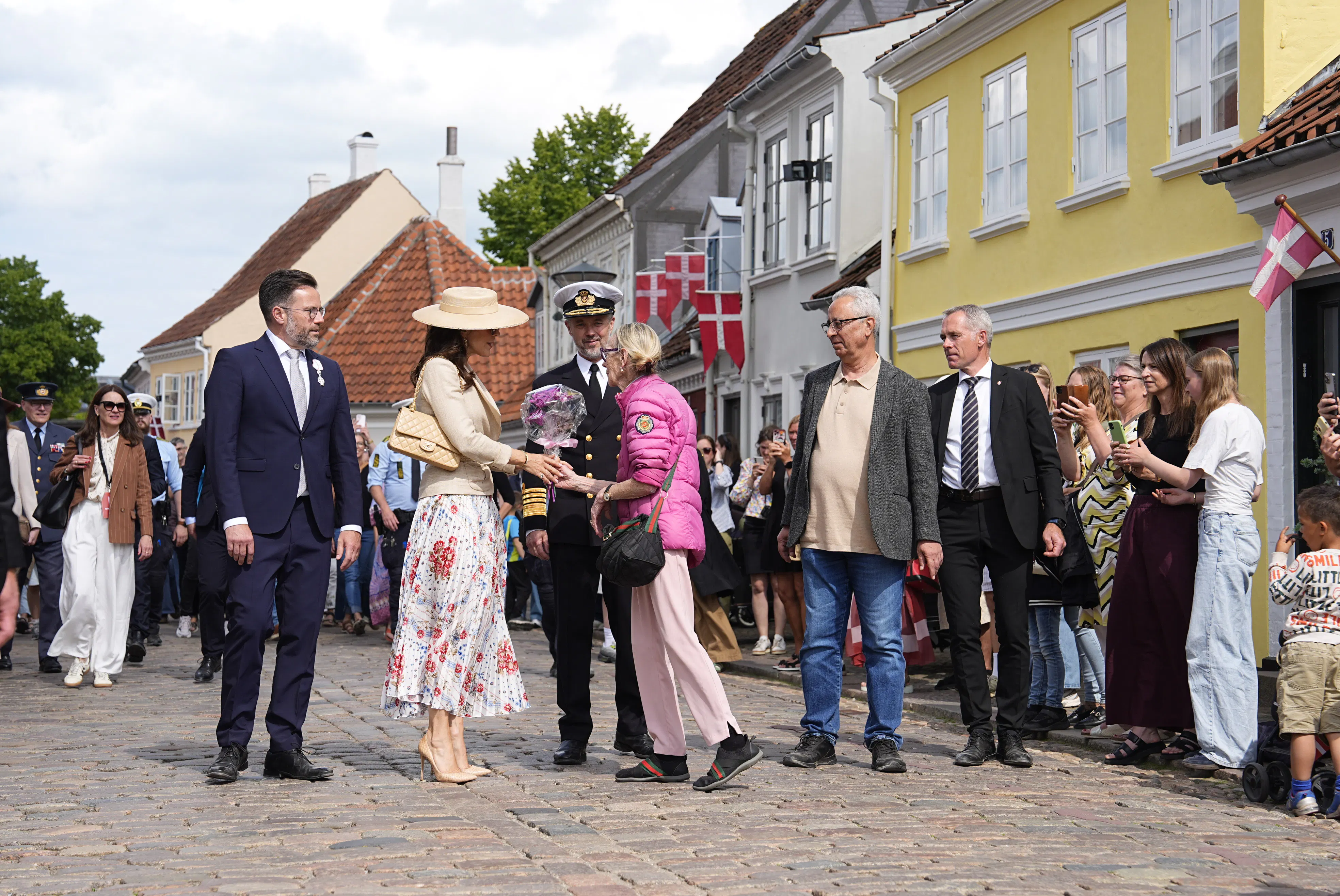Dronning Mary fik en smuk buket i Odense.