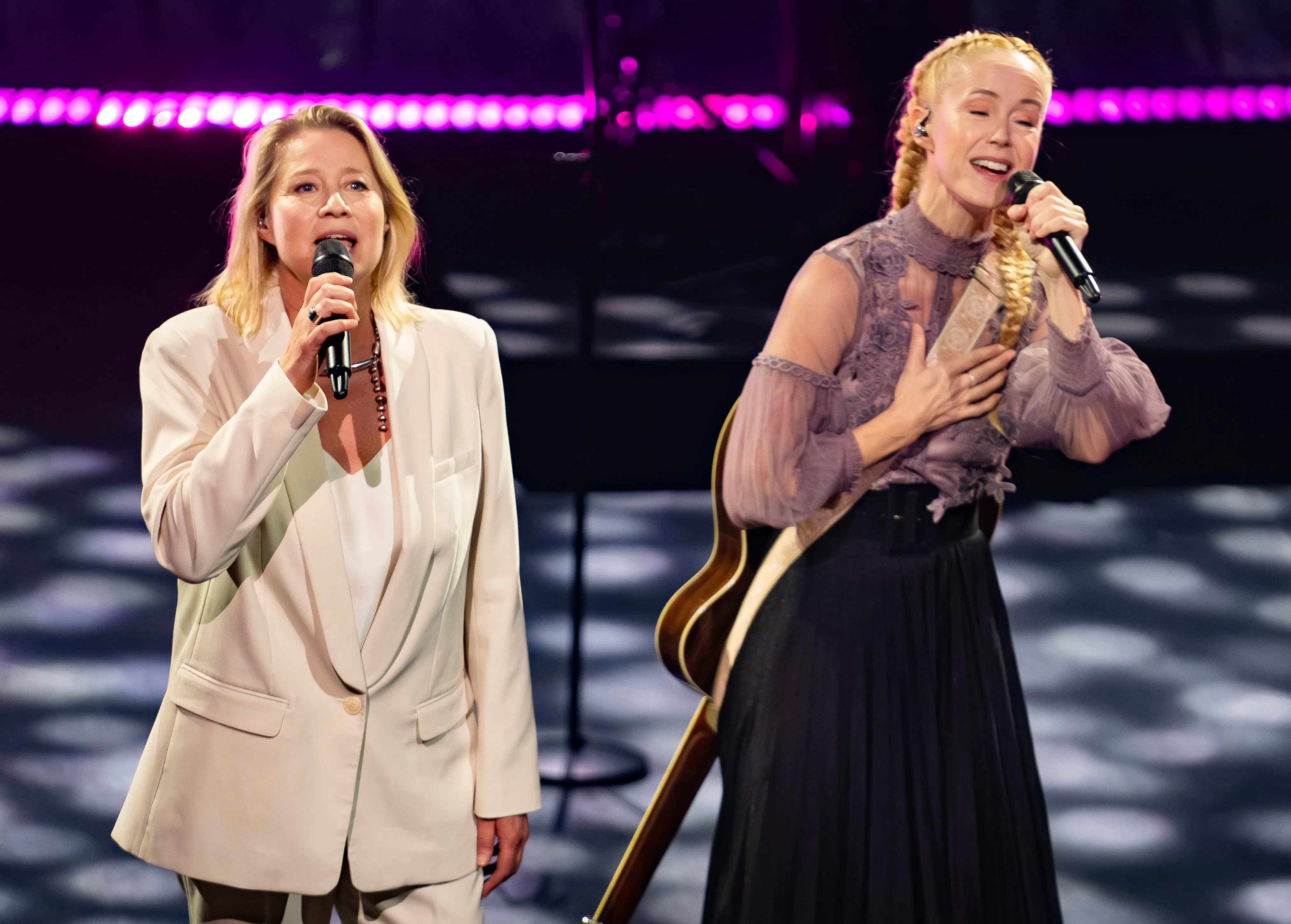 Trine Dyrholm og Tina Dickow på scenen sammen i 2024.