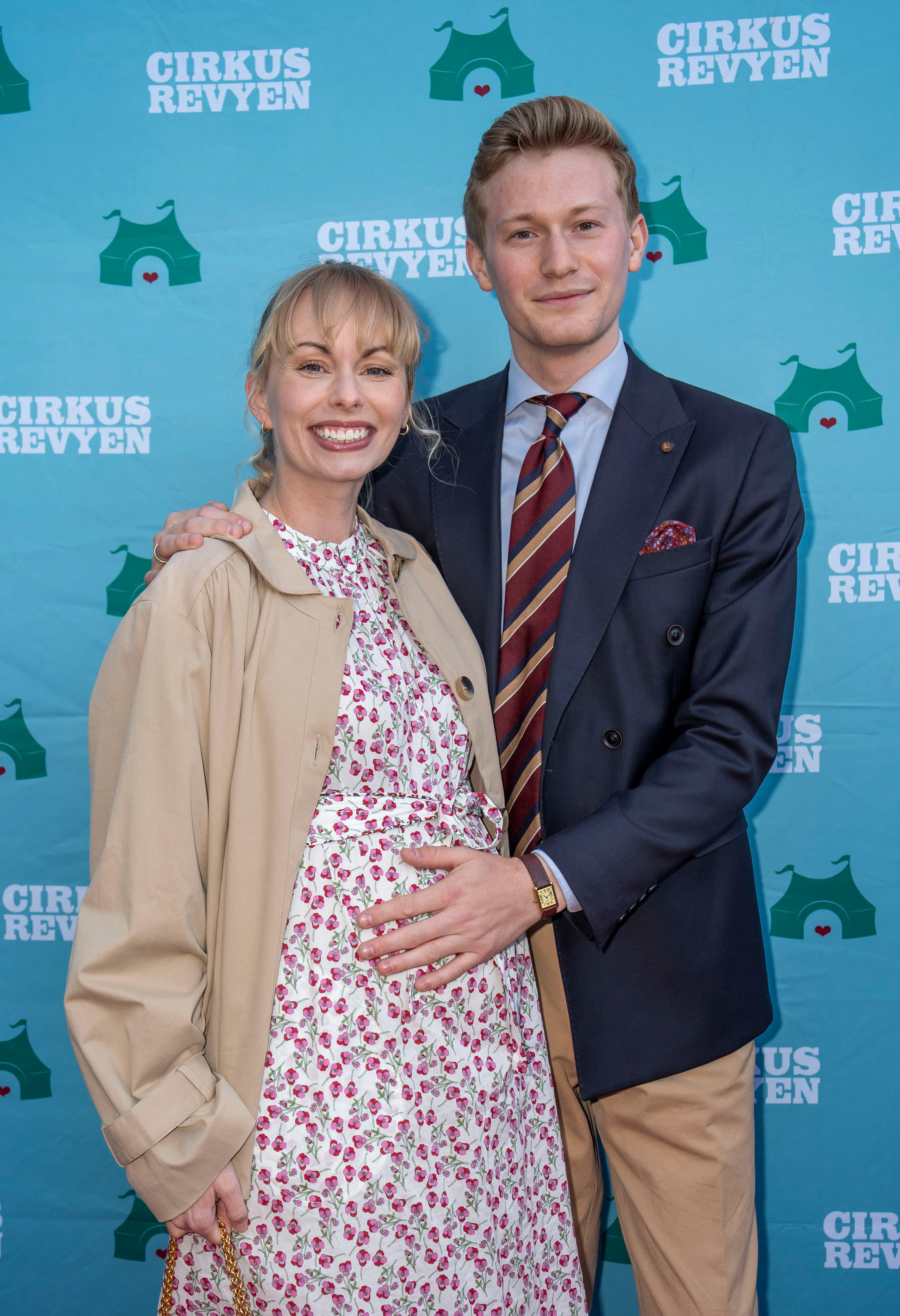 Jenna August Harson viser babybulen frem 7. maj ved premieren på Cirkusrevyen.