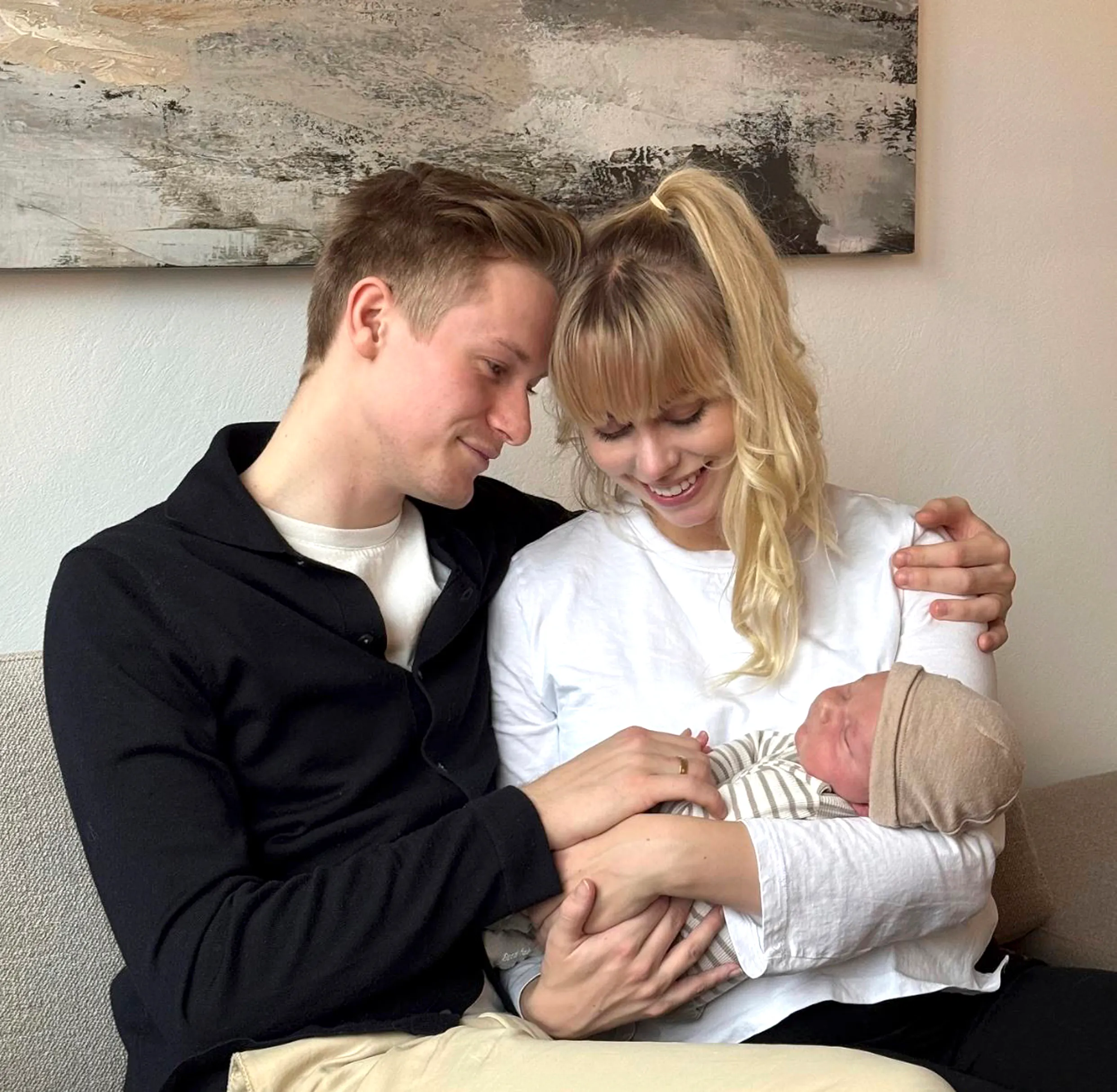 Jenna og Albert August Harson med nyfødte William. 