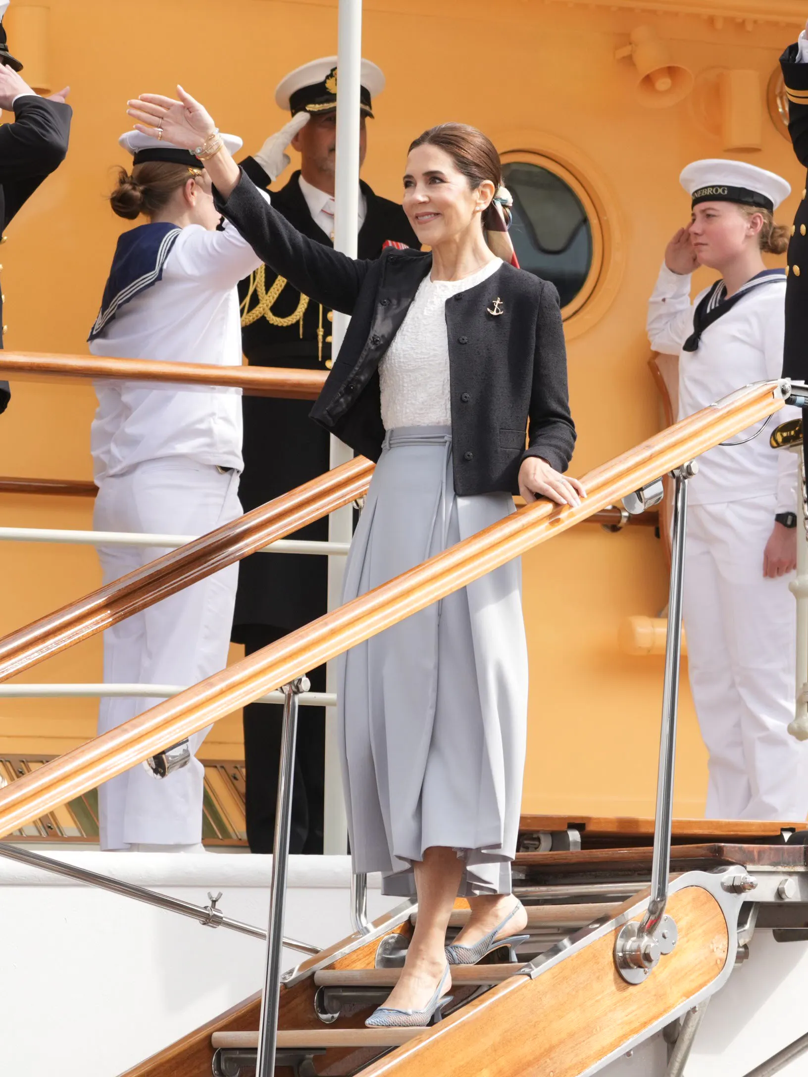 Dronning Mary strÄlede i det fine look ved kajen i Grenaa.