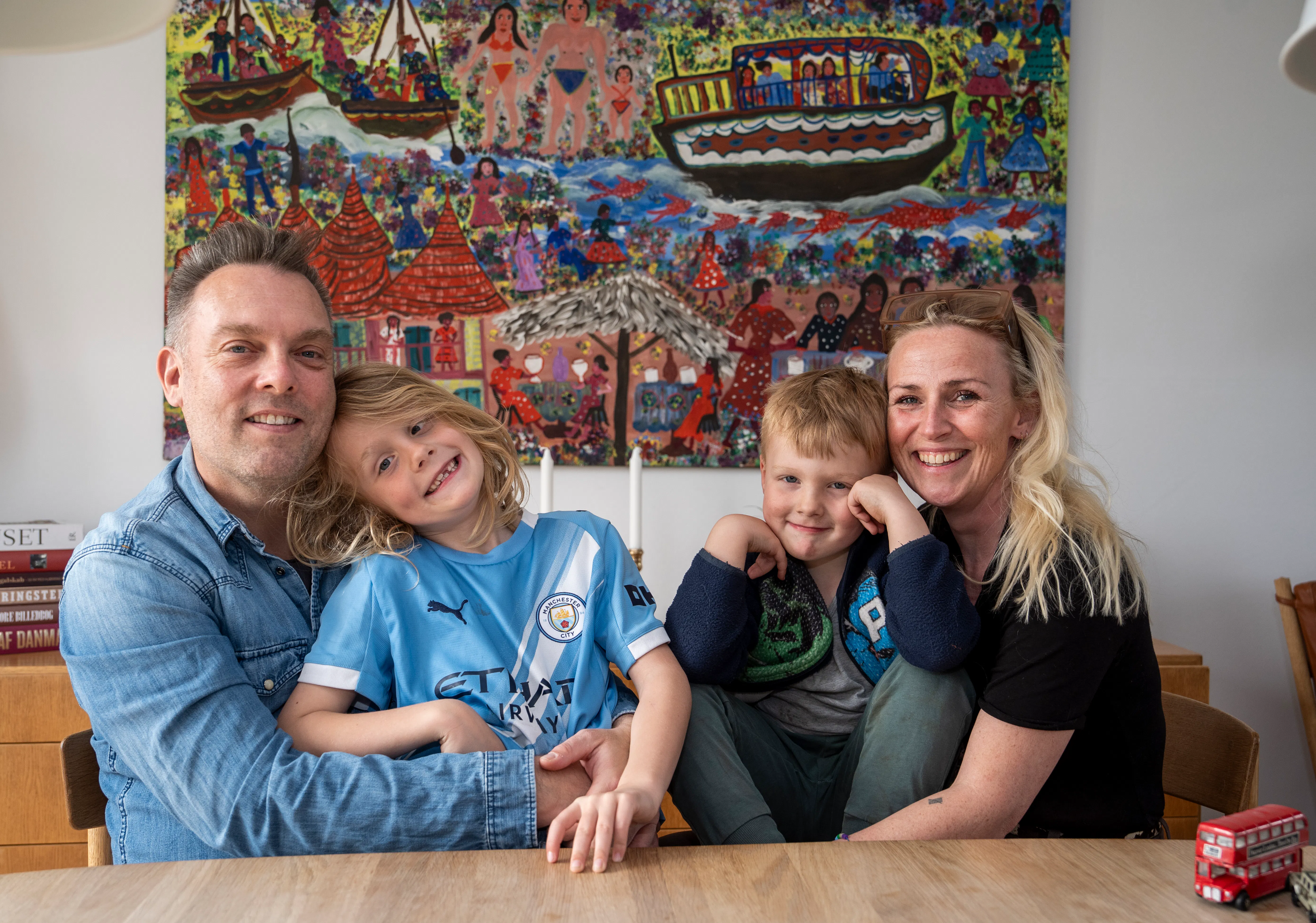 Mikkel Schrøder og Christine Astrid med deres to drenge.