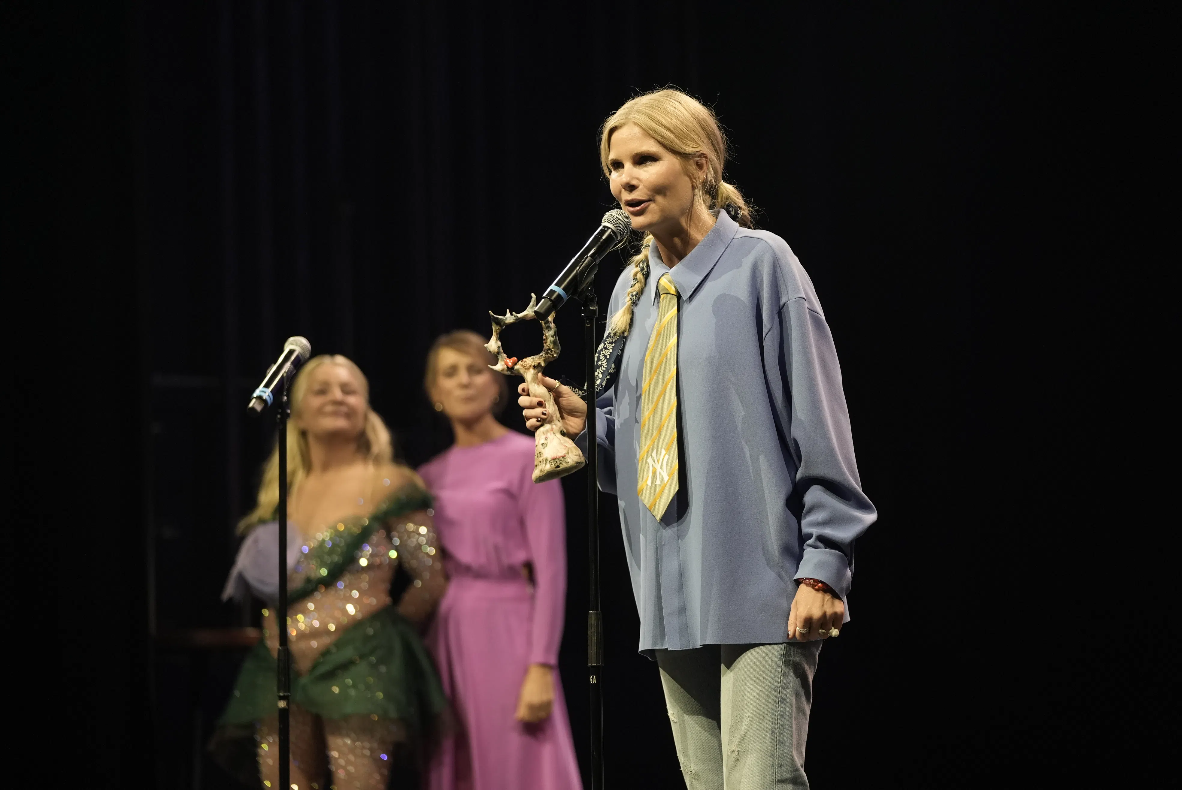 Sofie Linde med Signe Lindkvist i baggrunden.