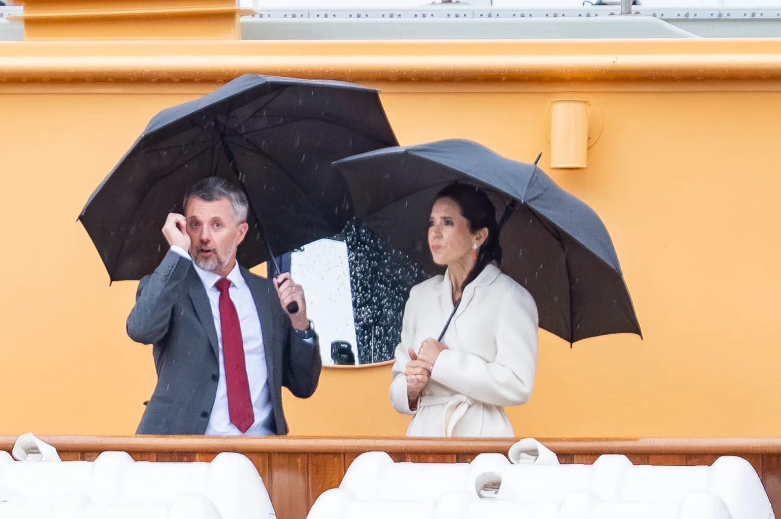 Kong Frederik fik en tåre i øjenkrogen under afskeden i Holbæk Kommune. 