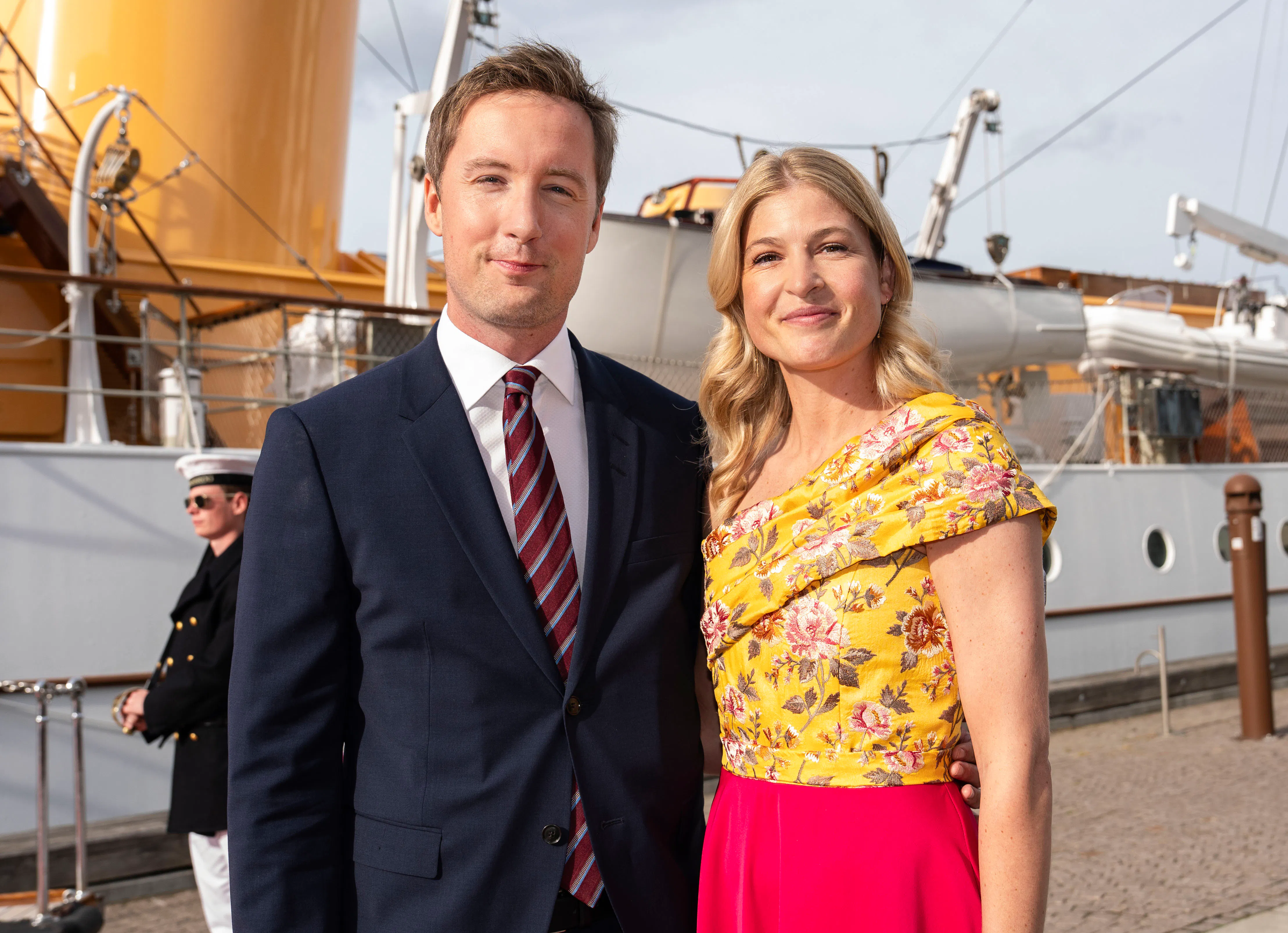 Jacob Mark missede karetturen gennem Holbæk, da han var i statsministeriet, men om aftenen ledsagede han sin hustru, Christina Krzyrosiak Hansen, til receptionen på Kongeskibet Dannebrog.