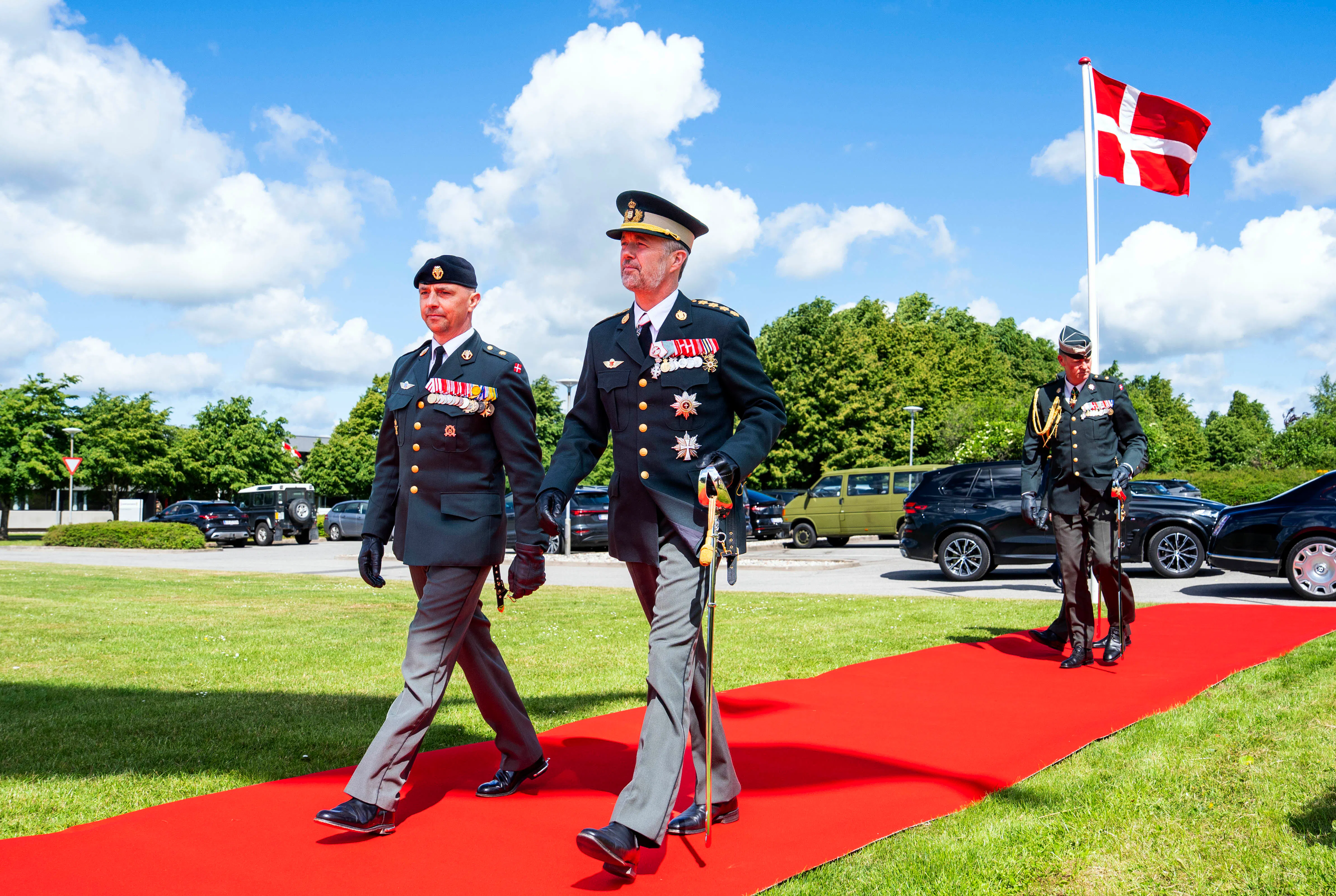 Kong Frederik blev fulgt op ad den røde løber af major Lasse Galsgaard Olsen.