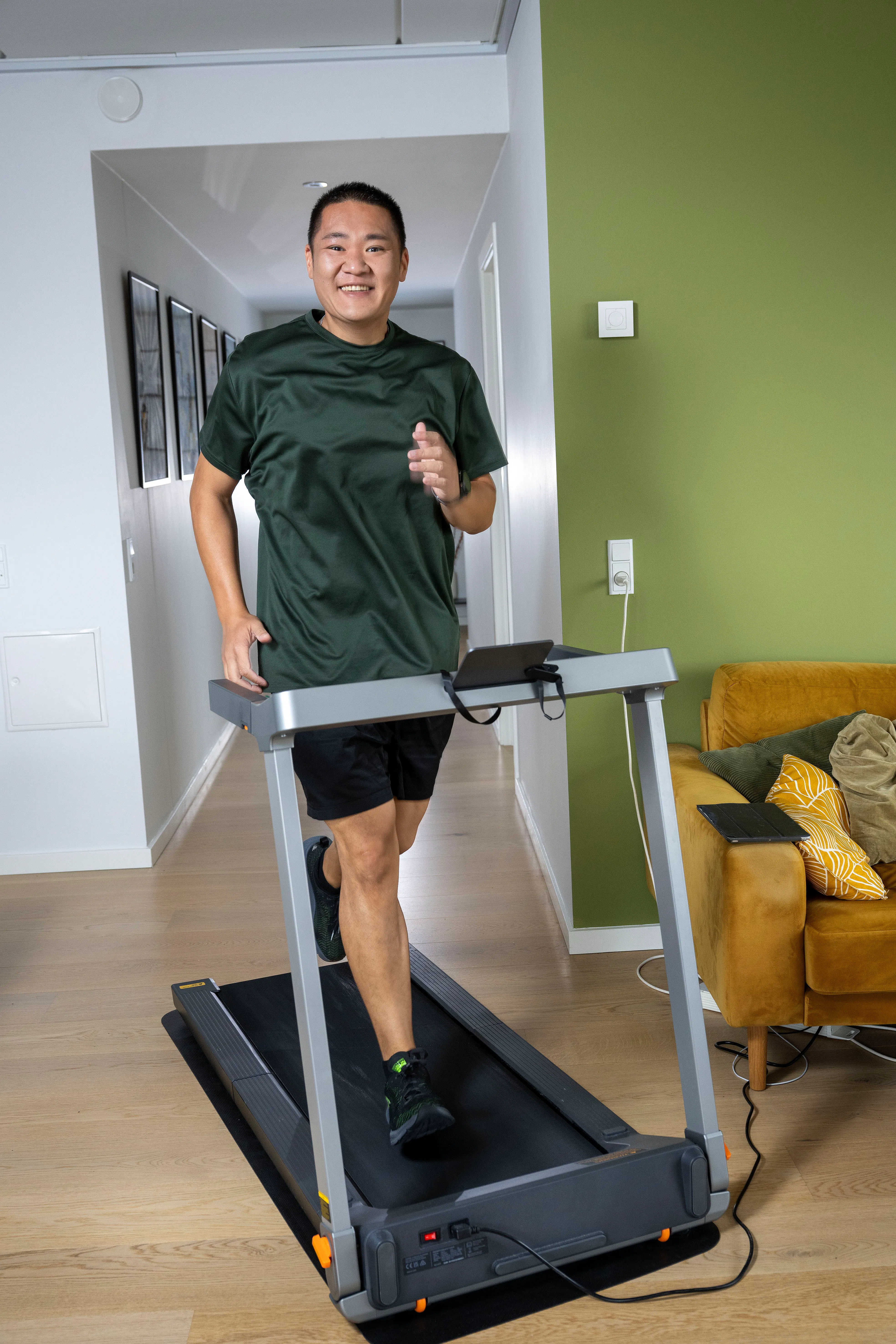 Micki Cheng på løbebånd.