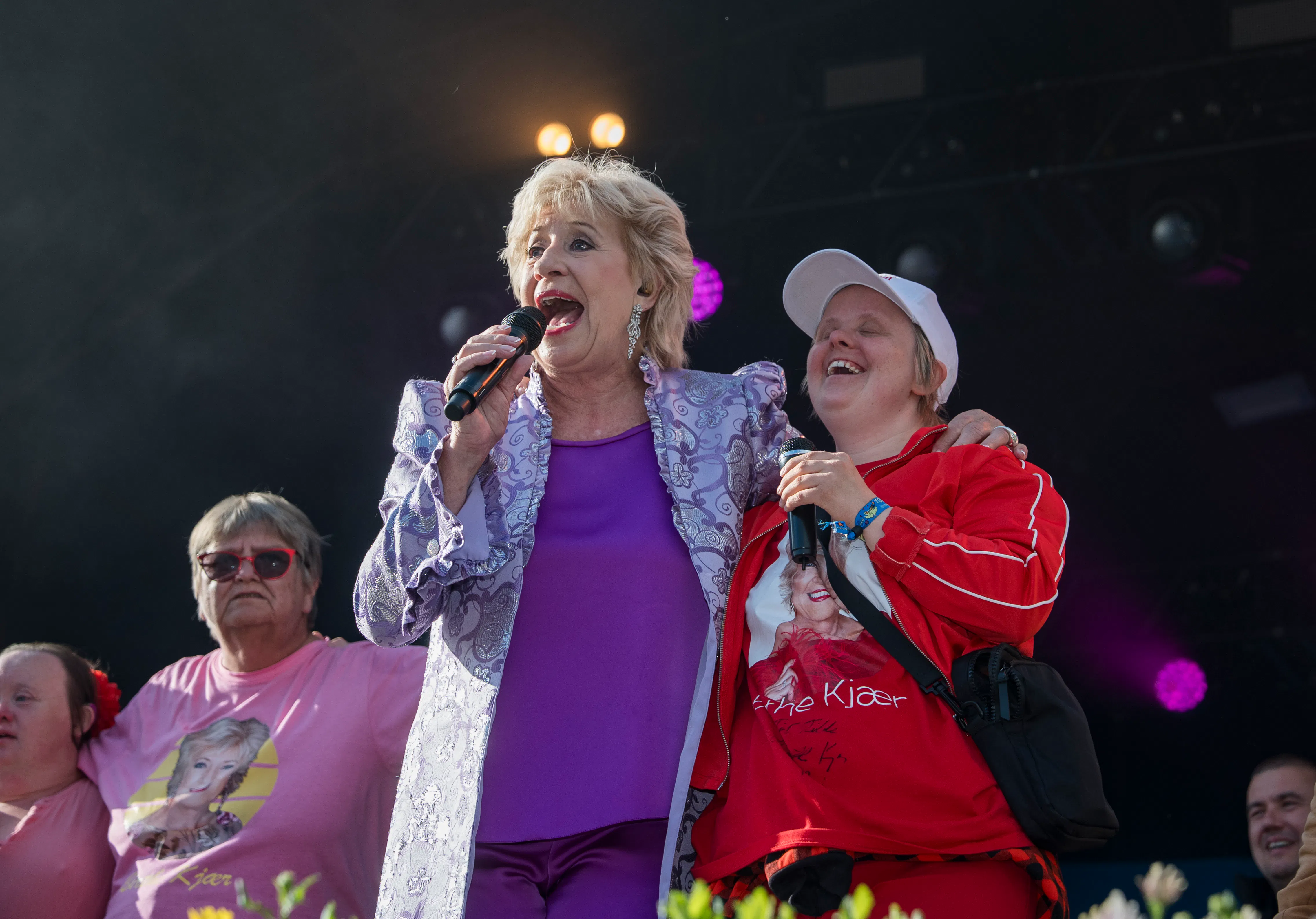 Tilde og Birthe Kjær sammen på scenen.
