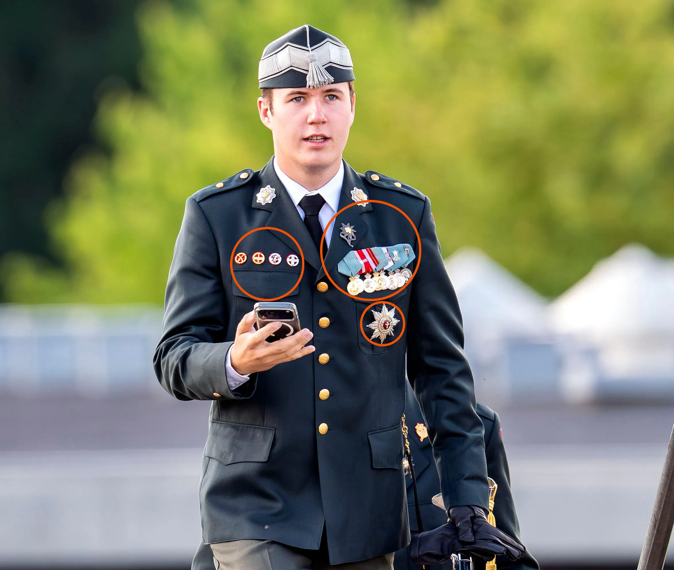 Her ses alle kronprinsens medaljer og mærker.