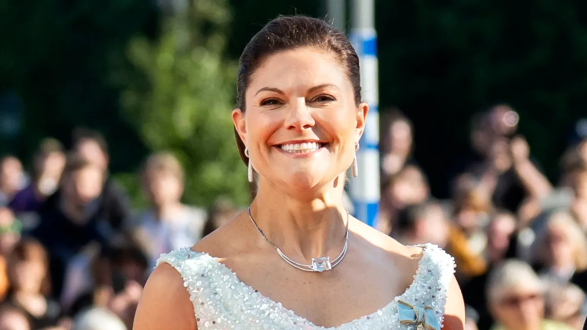 Forførende flot på den røde løber: Kronprinsesse Victoria glimtede i ...