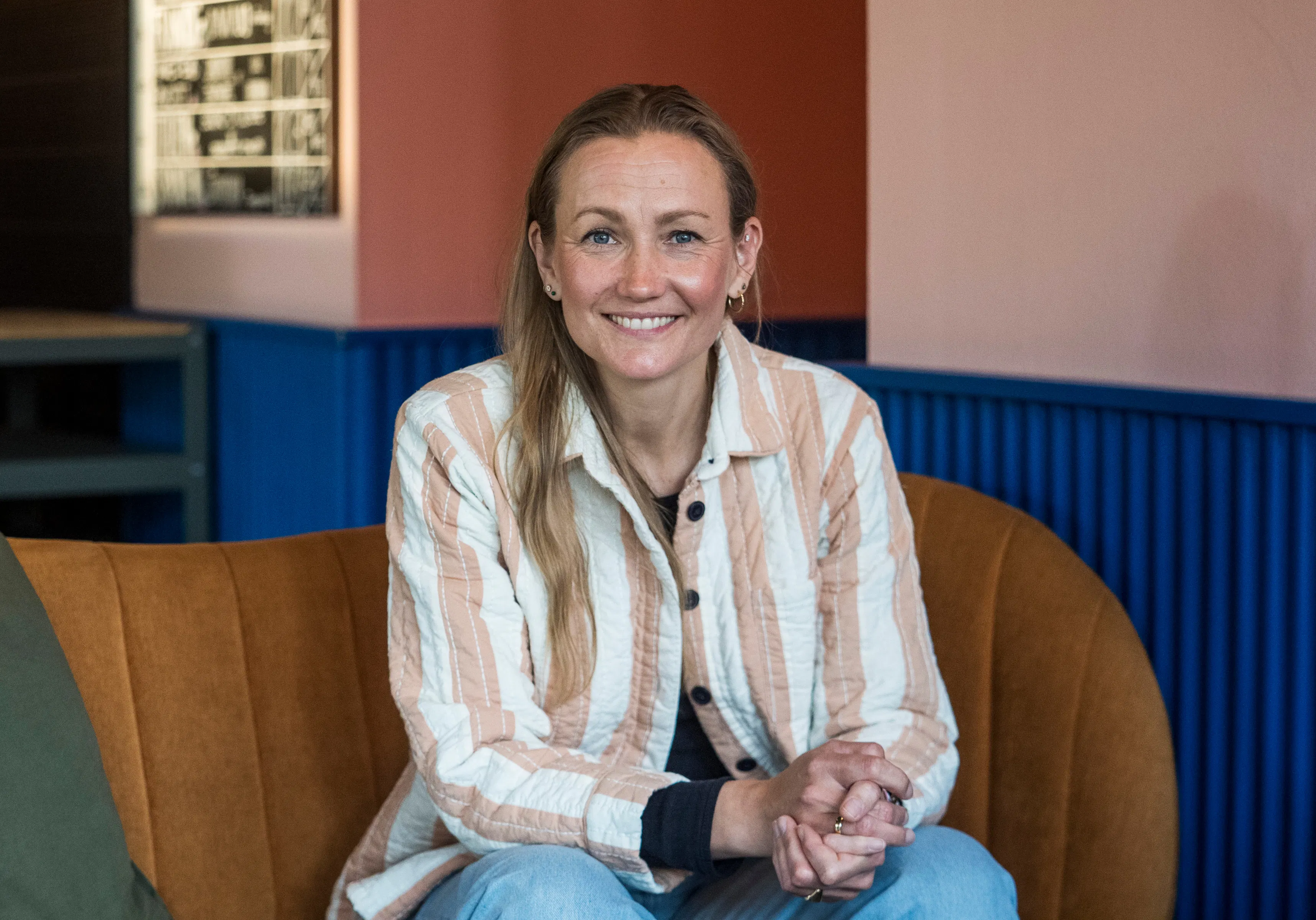 https://imgix.billedbladet.dk/2026-06-15/20260609-Sarah-Lygum-ny-vaert-Vi-drukner-i-rod-BB-24_2SL1728jhh.jpg