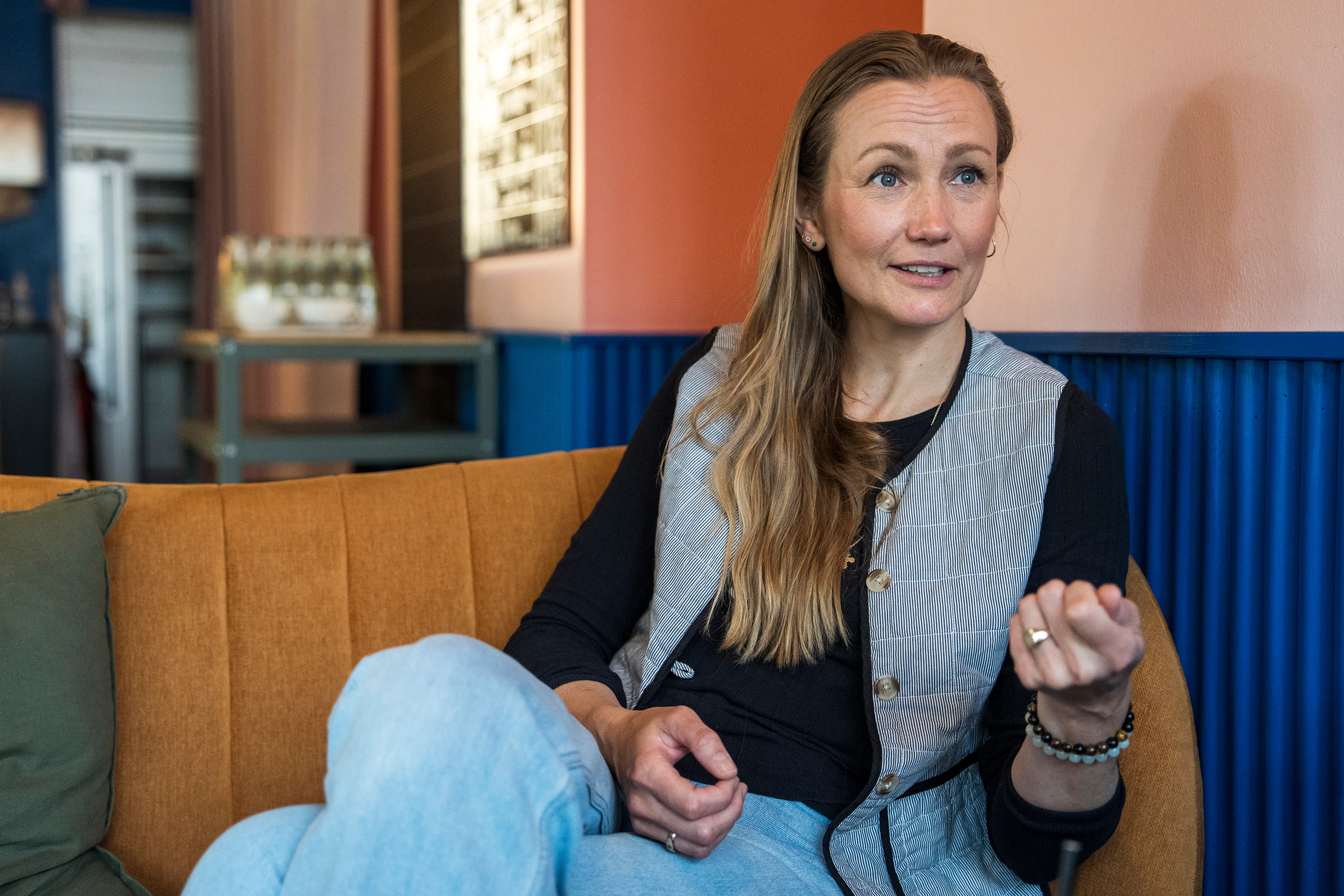 https://imgix.billedbladet.dk/2026-06-17/20260609-Sarah-Lygum-ny-vaert-Vi-drukner-i-rod-BB-03_1SL8645.jpg