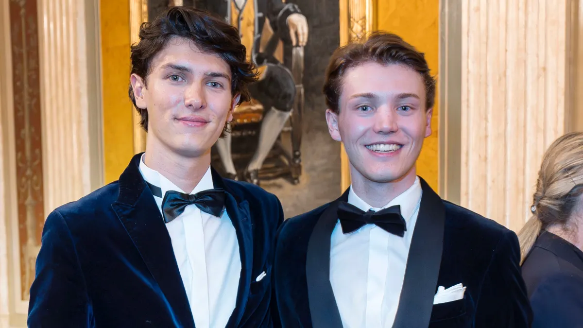Grev Nikolai og grev Felix var flot klædt på til deres kusines fødselsdag sidste år - vel at mærke i butterfly, som de ikke selv havde bundet. 