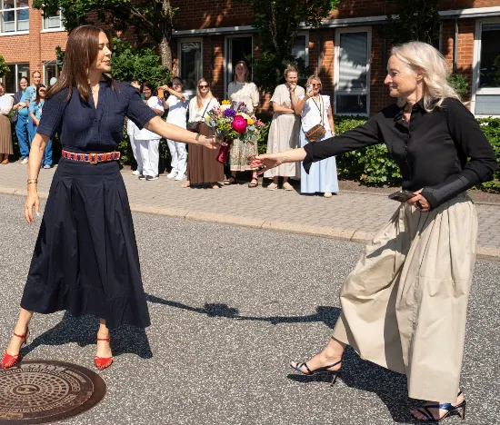 Mary får i Aarhus hjælp af sin privatsekretær.