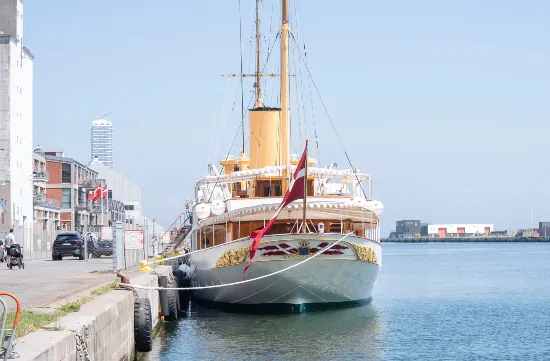 Dannebrog lå et meget diskret sted i Aarhus Havn.