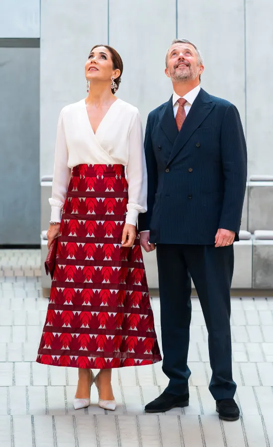 Mary og Frederik kiggede op - igen og igen.