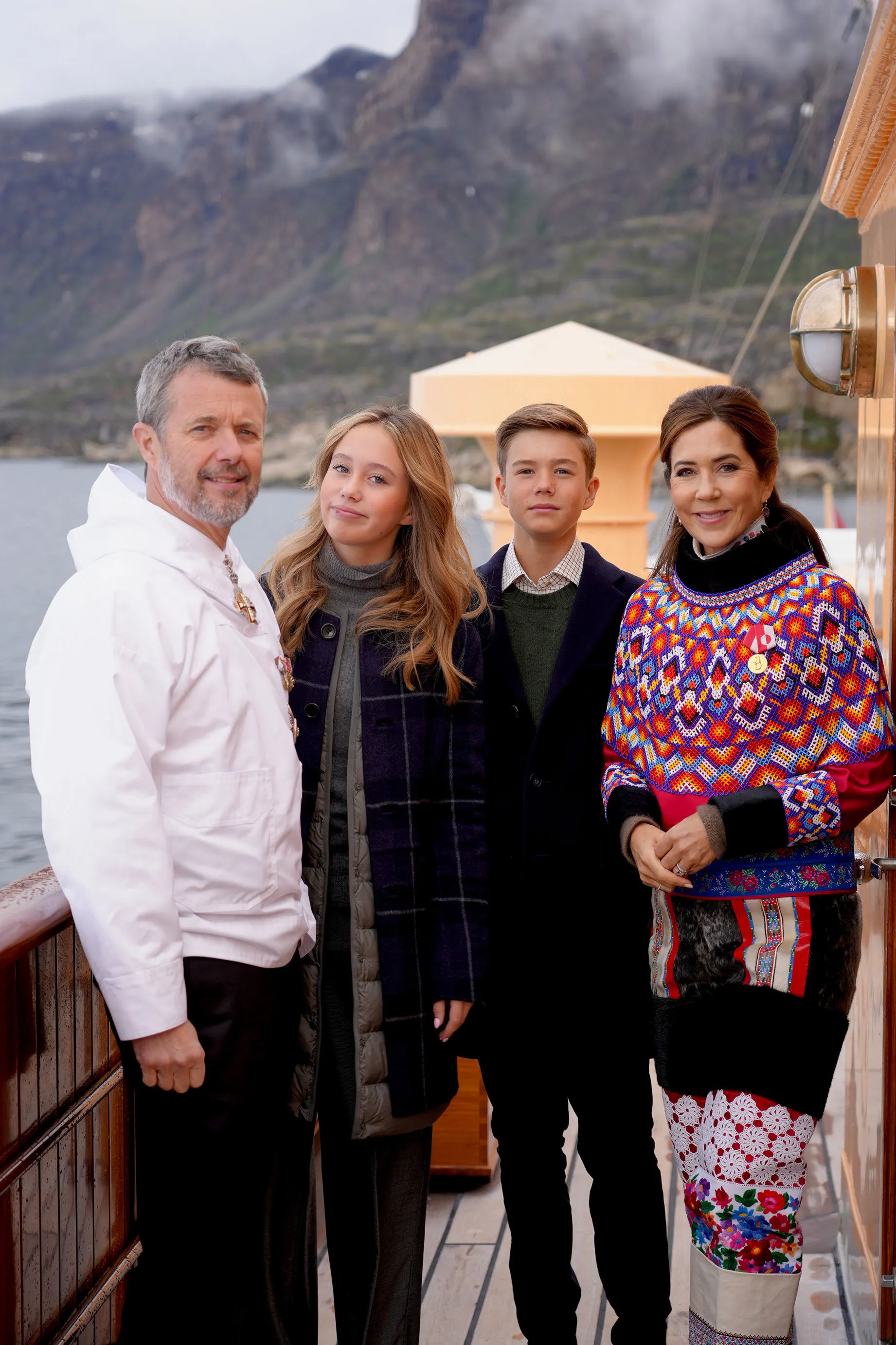 Kongefamilien under indsejlingen til Sisimiut den 2. juli 2024.