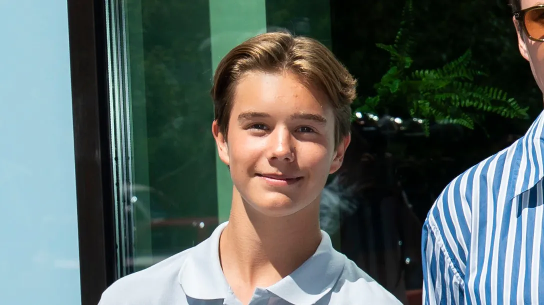 En af prinsesse Isabellas veninder fik et stort kram af prins Vincent, da Isabella i dag blev student.