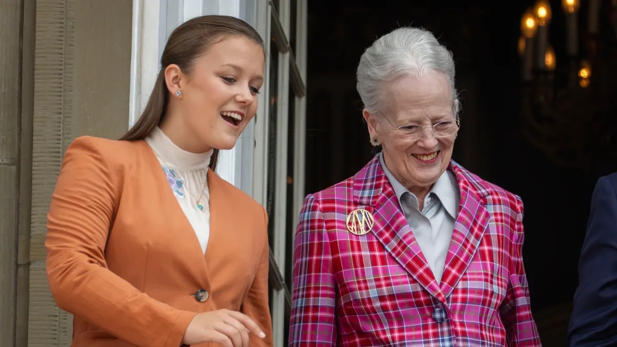 Prinsesse Isabella fik på sin store dag besøg af dronning Margrethe.