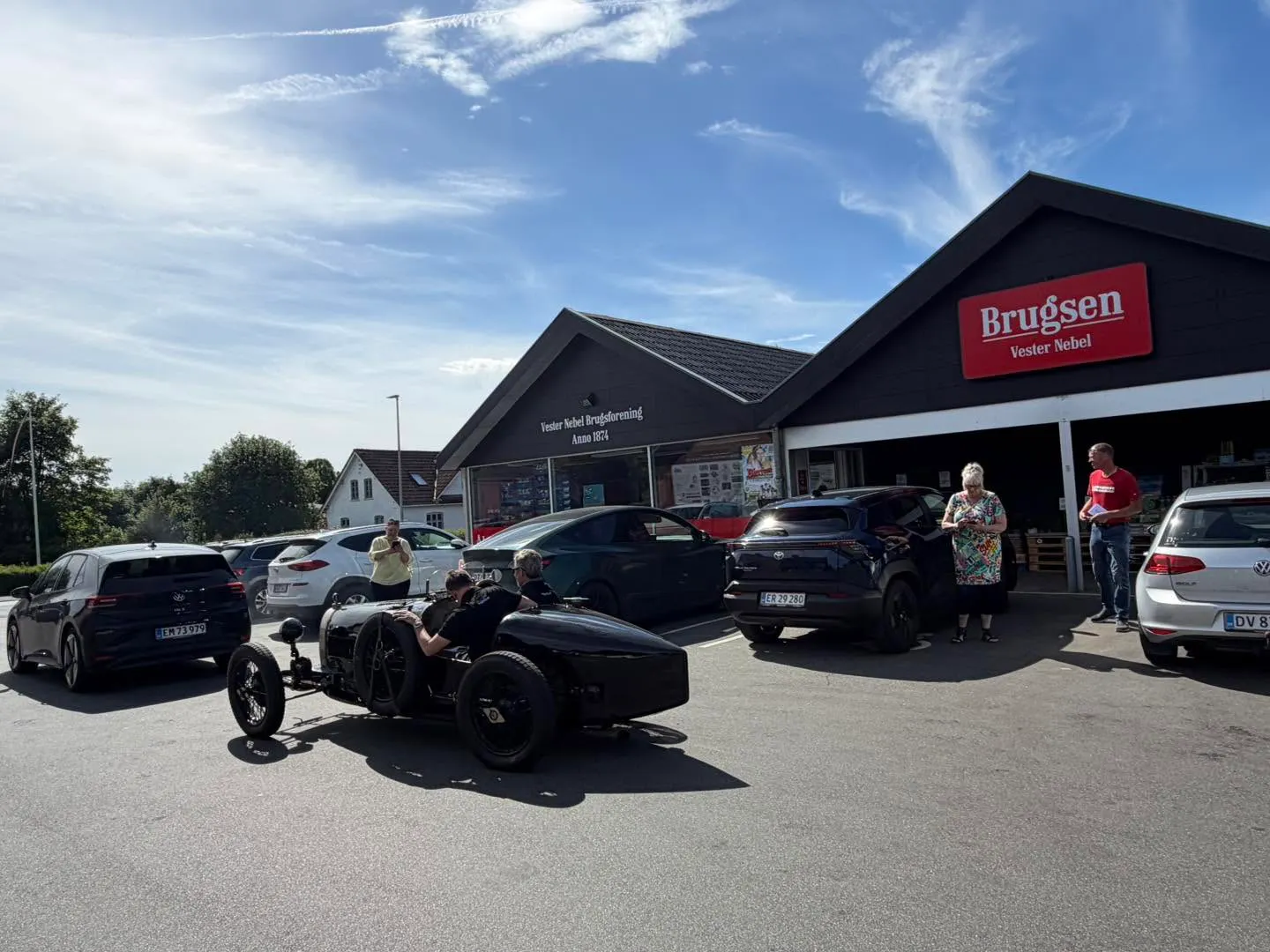 De lokale gjorde store øjne, da kongen kom kørende.