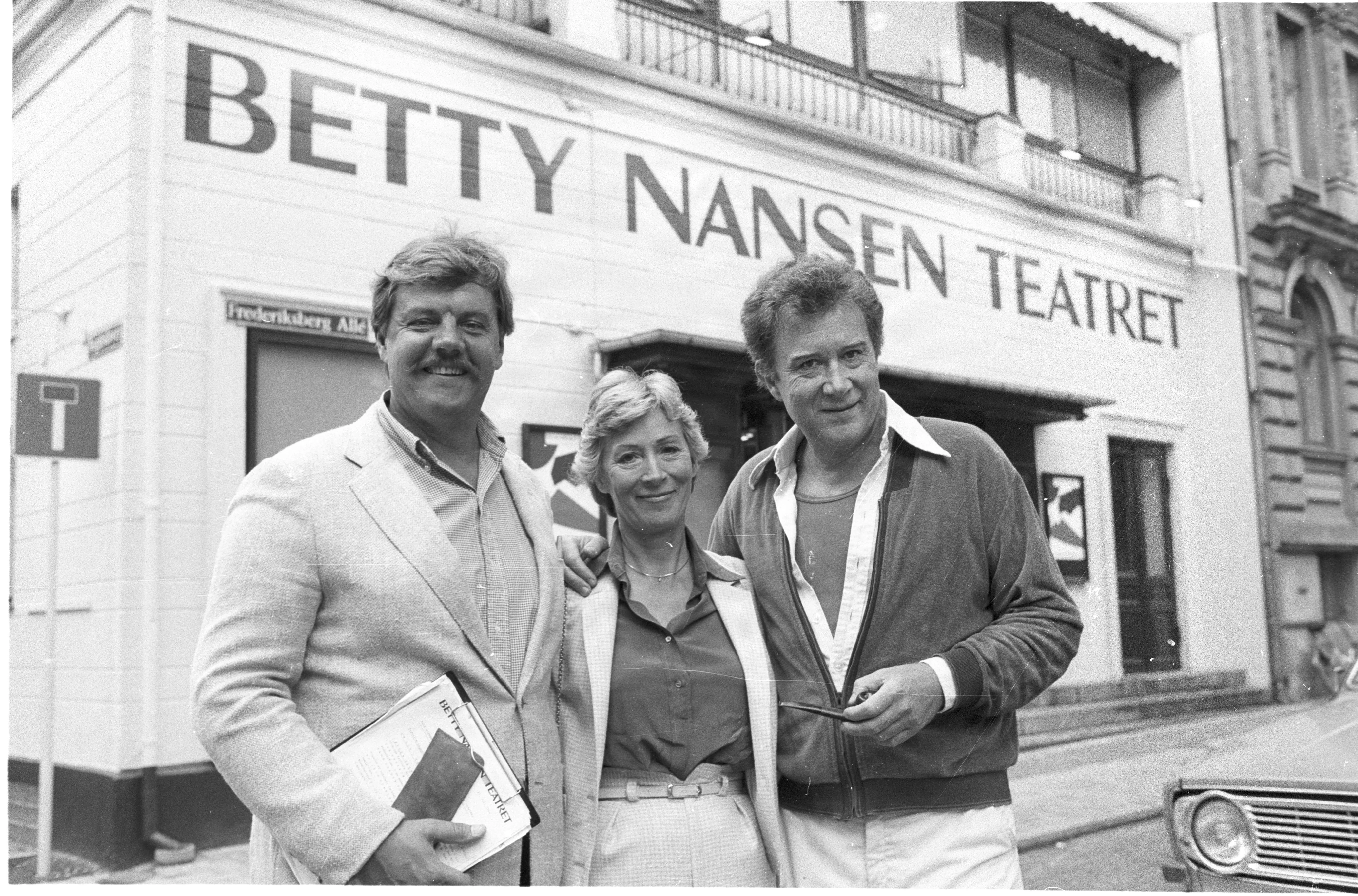 Skuespiller Morten Grunwald (tv) tiltræder som direktør for Alléscenen og døber det om til Betty Nansen Teatret, skuespillerne Lily Weiding (im) og Jørgen Reenberg (th) ønsker tillykke