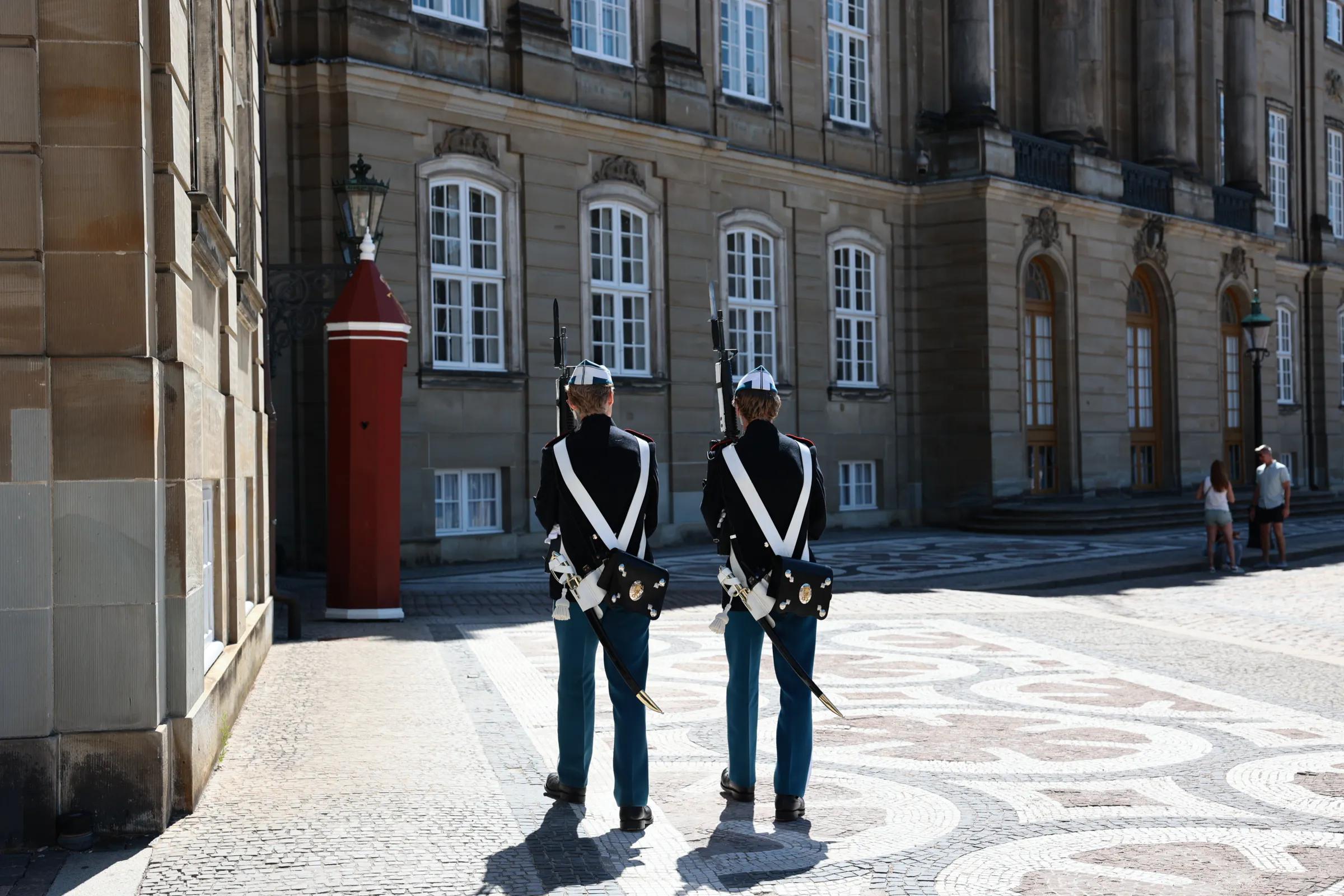 Det er sjældent, at man ser garderne ved Amalienborg med den blå og hvide skråhue om dagen.