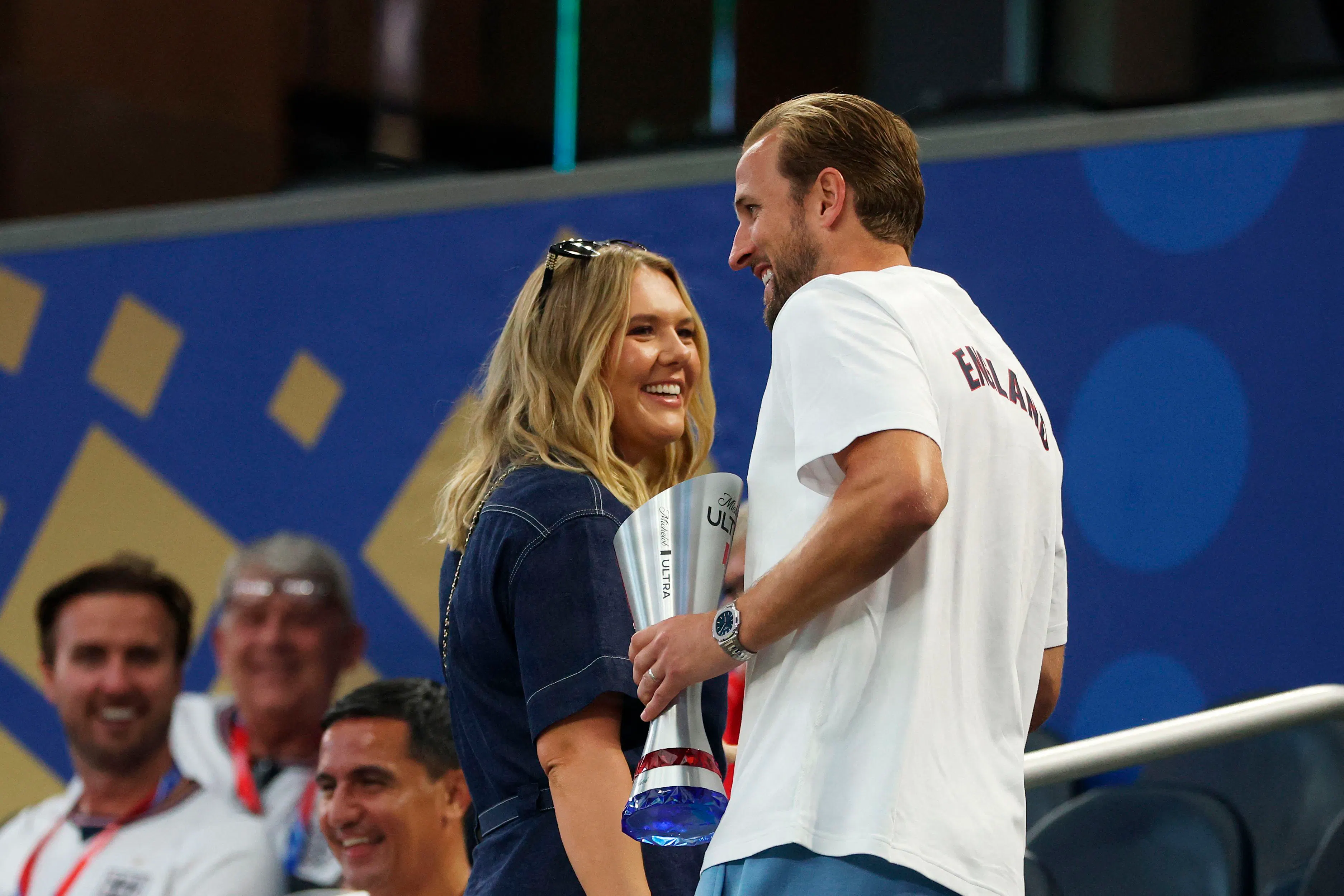 Harry Kane med hustruen Katie efter Englands sejr i den første VM-gruppespilskamp. 