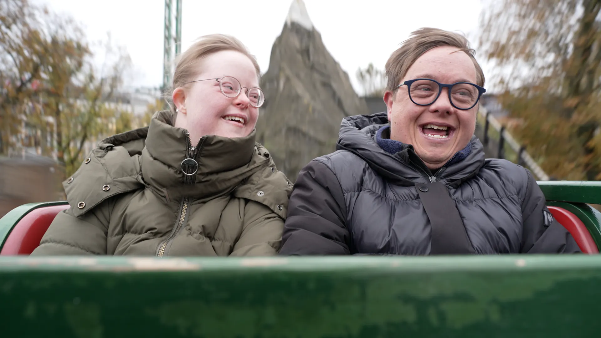 Caroline og Jeff holder meget af hinanden. De er netop blevet forlovet.