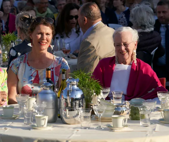 Anne Sophie Gamborg ses her sammen med dronning Margrethe til en balletfest på Møllerup Gods i sommeren 2019.